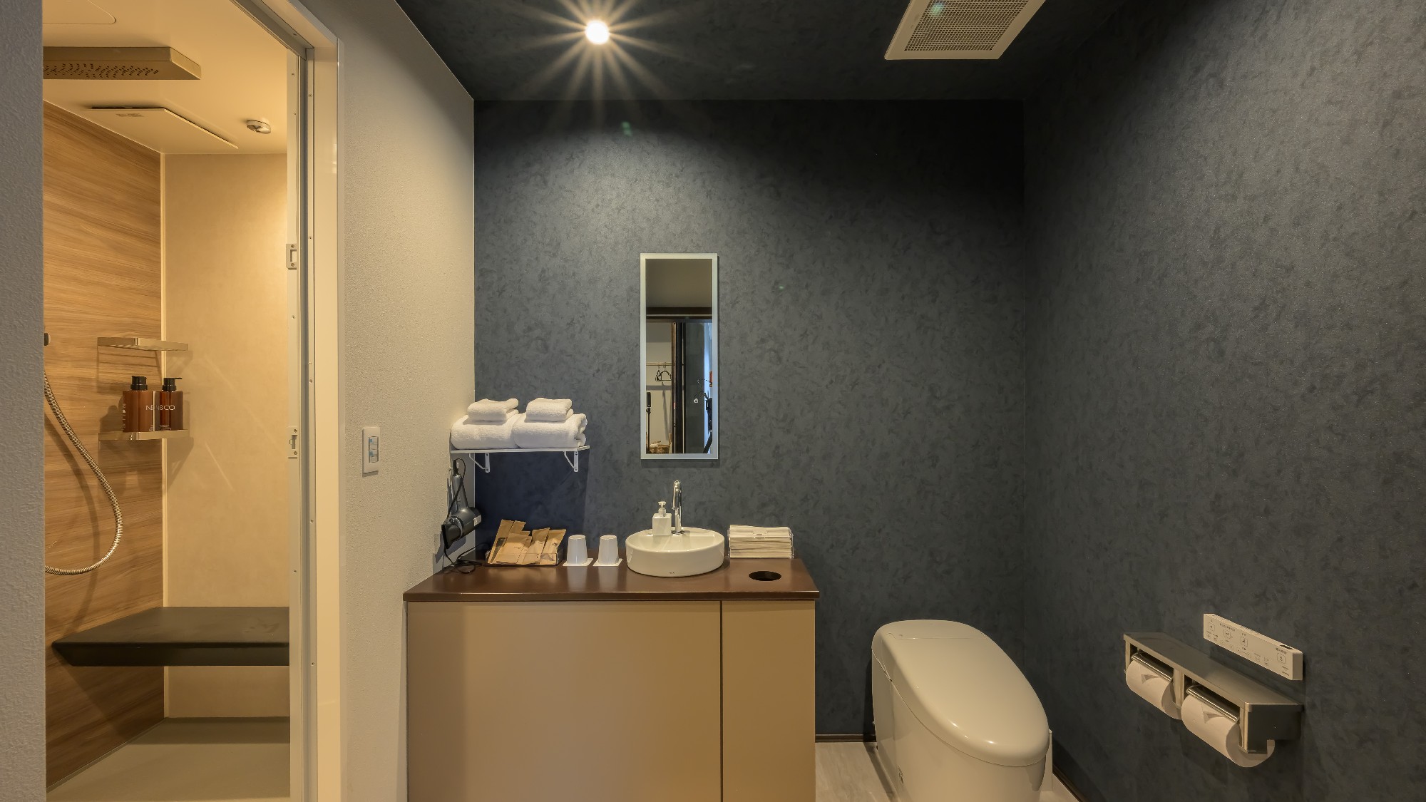 【グランドツイン】シャワールームには腰かけやすい椅子も設置。