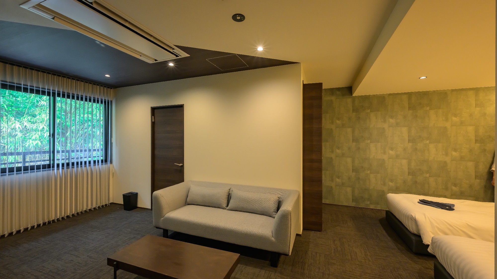 【デラックスツイン】広々としたリビングスペースでお寛ぎください。