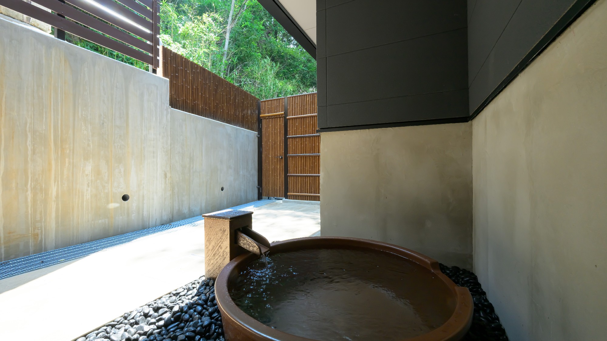 【露天風呂付スタンダードツイン】コンパクトながらも快適さと機能美を備えた空間で癒しをお届けします。