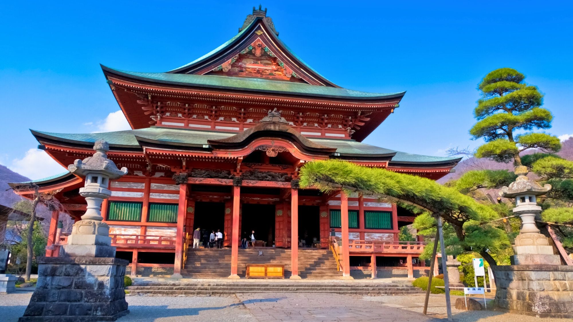 【甲斐善光寺 本殿】高さ27メートルを誇る東日本最大級の木造建築です。当館よりお車で約12分。