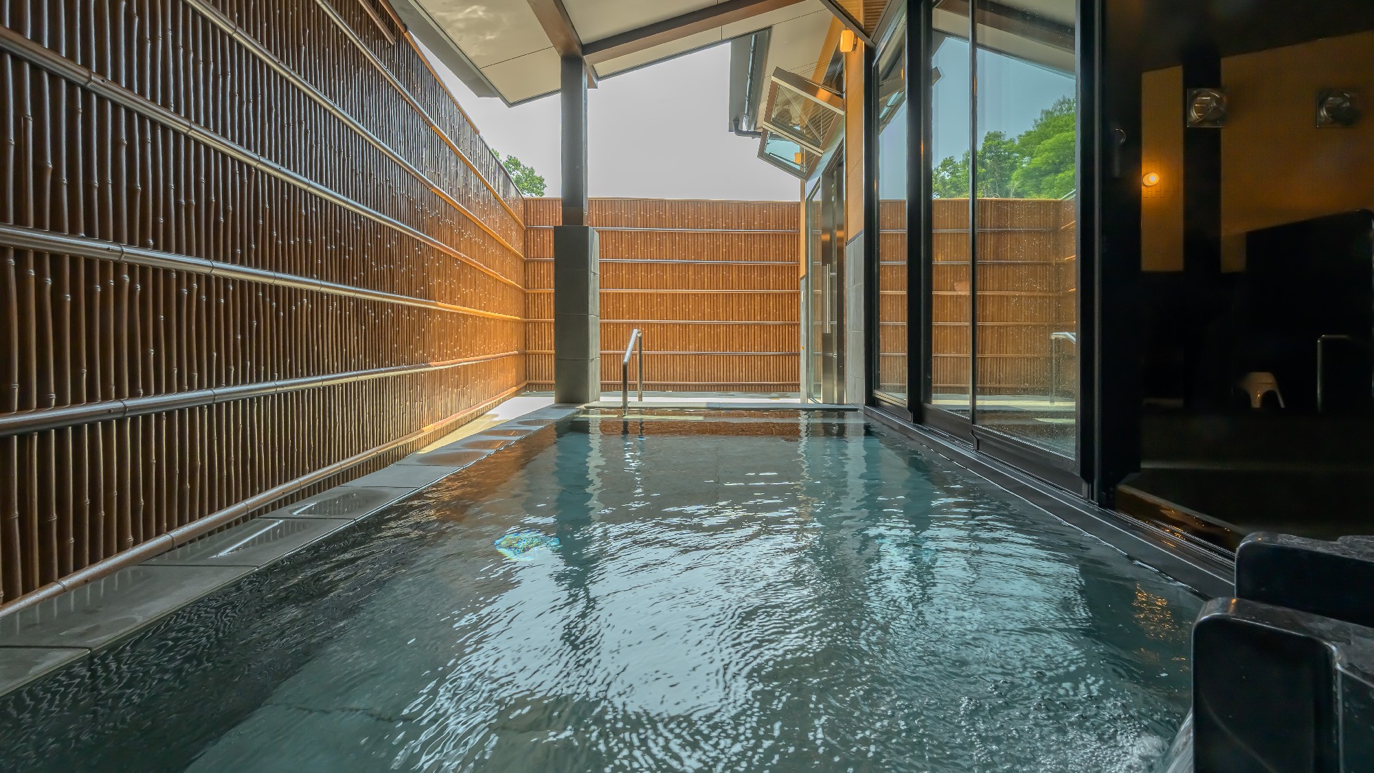 開放感あふれる露天風呂。季節のうつろいを感じながら、贅沢な時間をどうぞ。