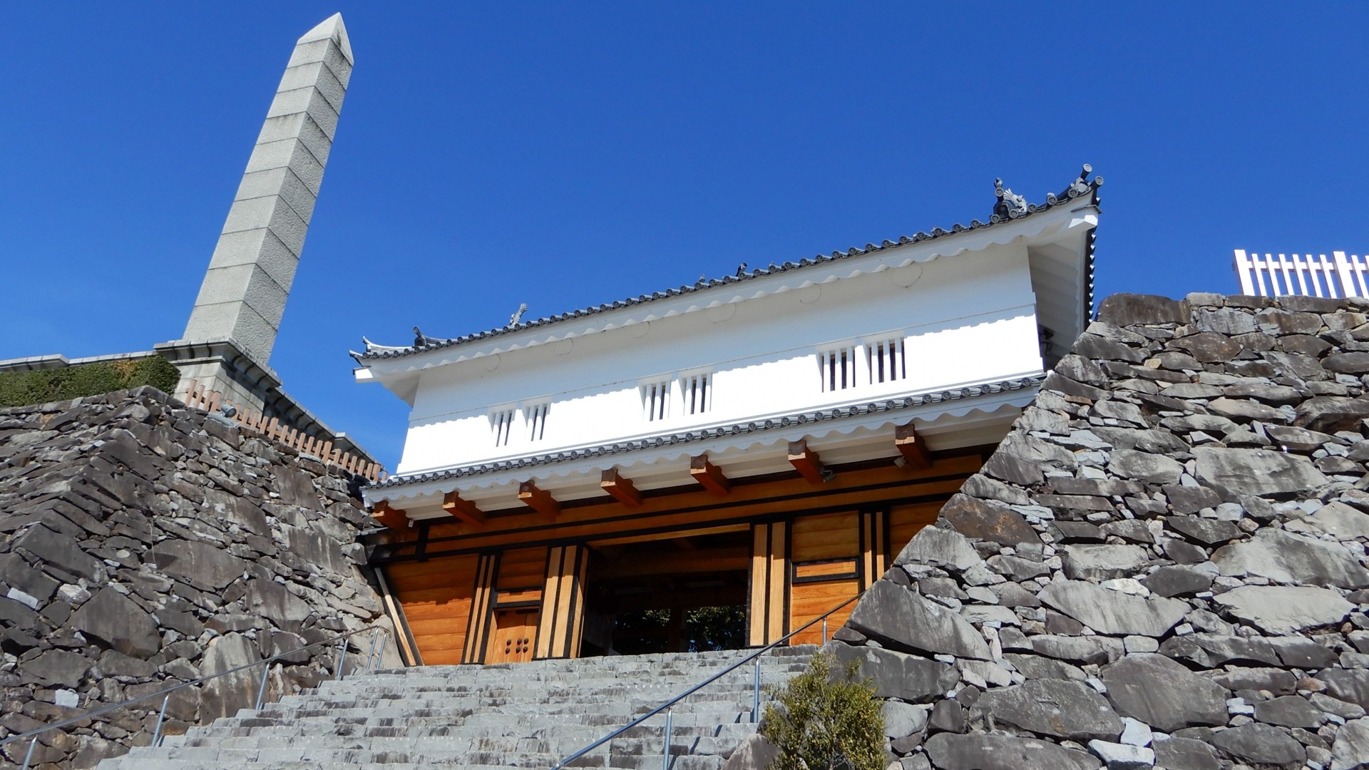 【甲府城】城跡の一部が解放された「舞鶴城公園」。公園からは富士山も見えます。