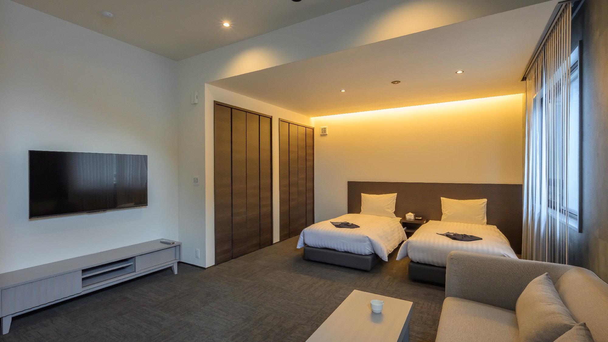 【客室】グランドツイン。広々としたリビングスペースとベッドルーム。