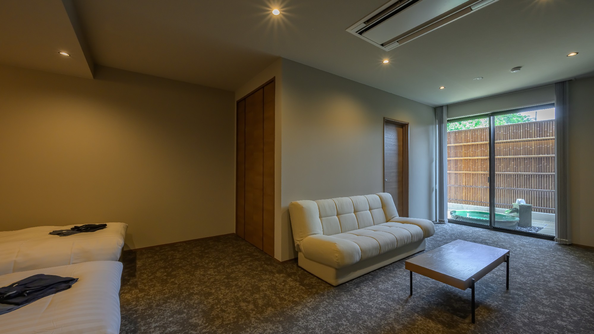 露天風呂付スーペリアツインは、3名様までご利用可能な快適空間です。