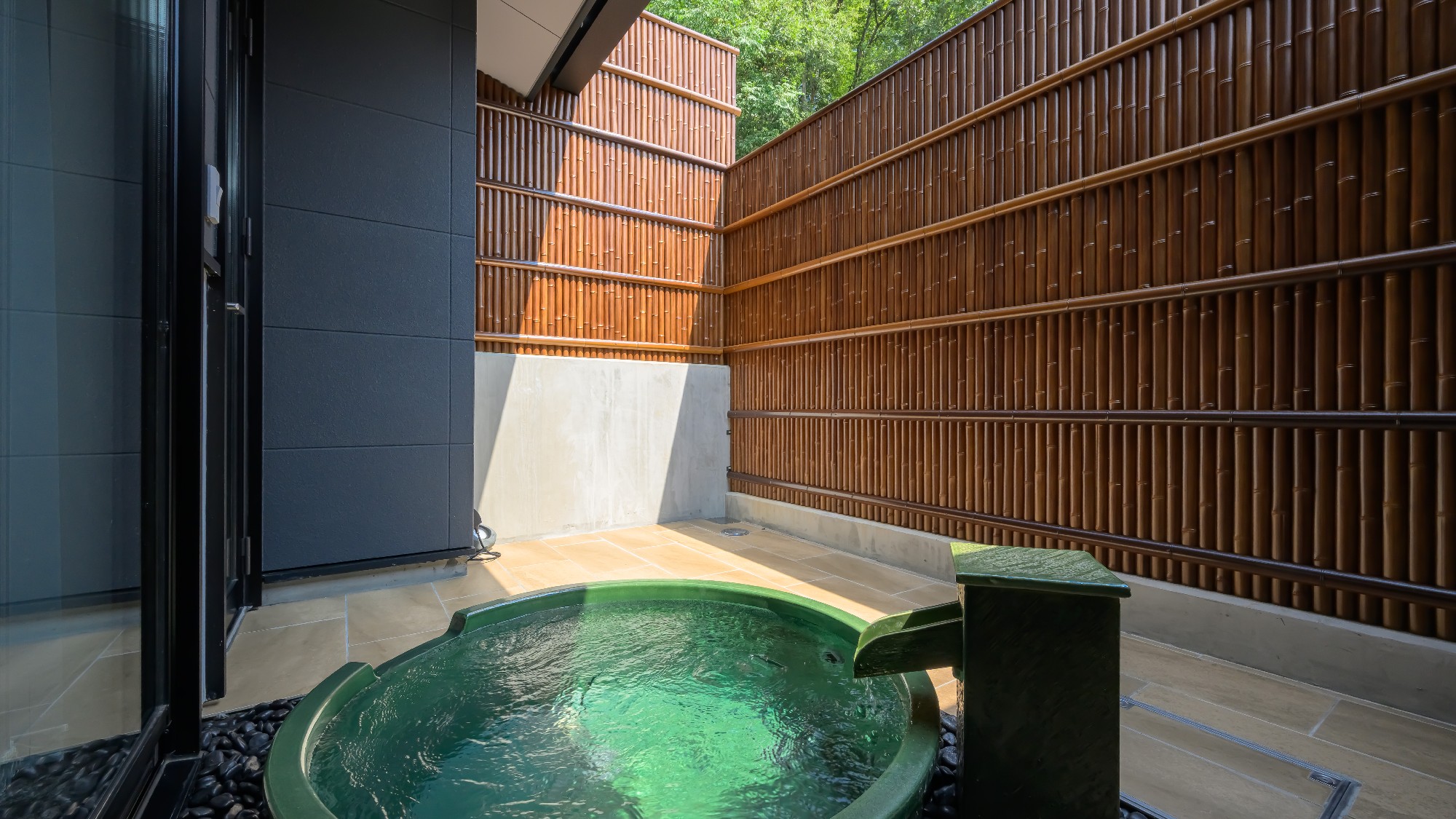 露天風呂付スーペリアツイン。露天風呂付きの広々とした客室で、お客様に癒しをお届けいたします。