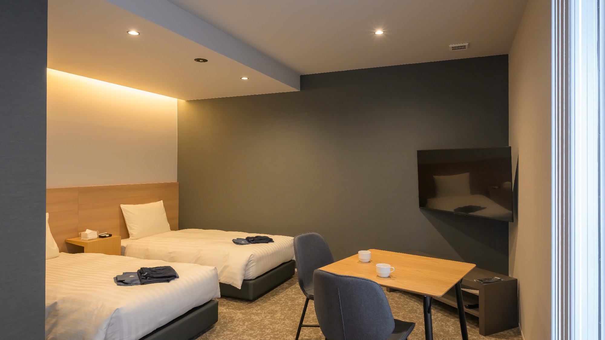 【スタンダードツイン】Wi-Fi完備、椅子テーブルでお仕事にも快適です。