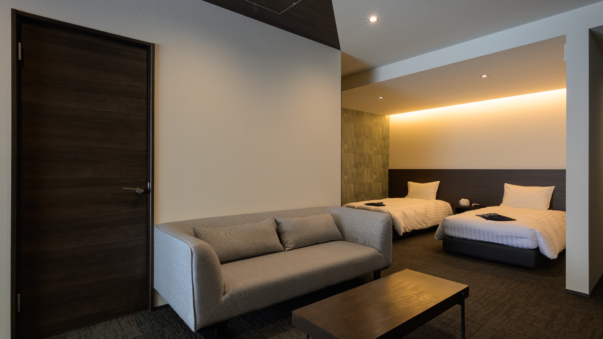 広々とした間取りと専用露天風呂が自慢の当館最上級客室「デラックスツイン」贅沢な大人のひとときを。