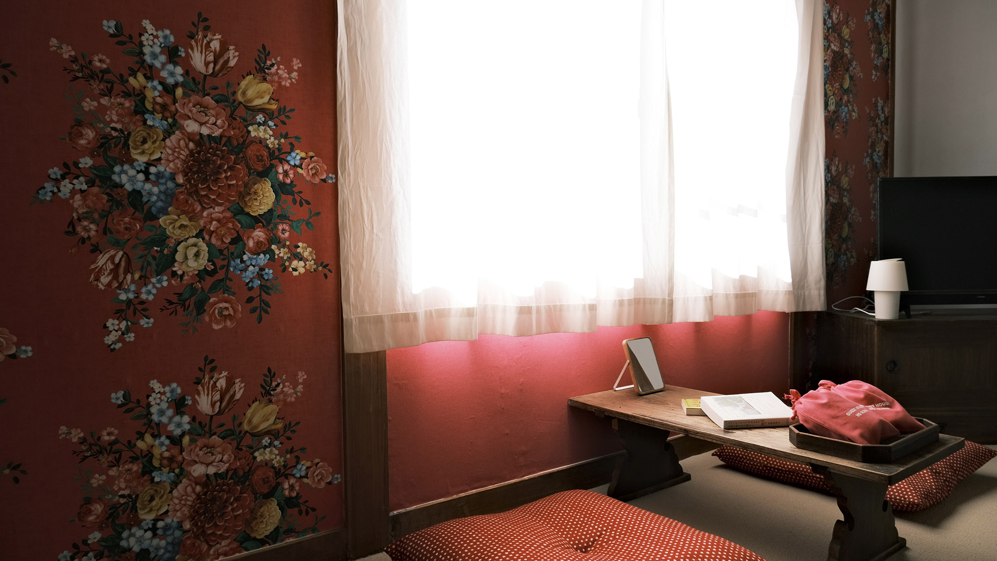 ・【和室】明るい自然光が差し込むお部屋。座布団に座ってお友達や家族と楽しいお話をどうぞ