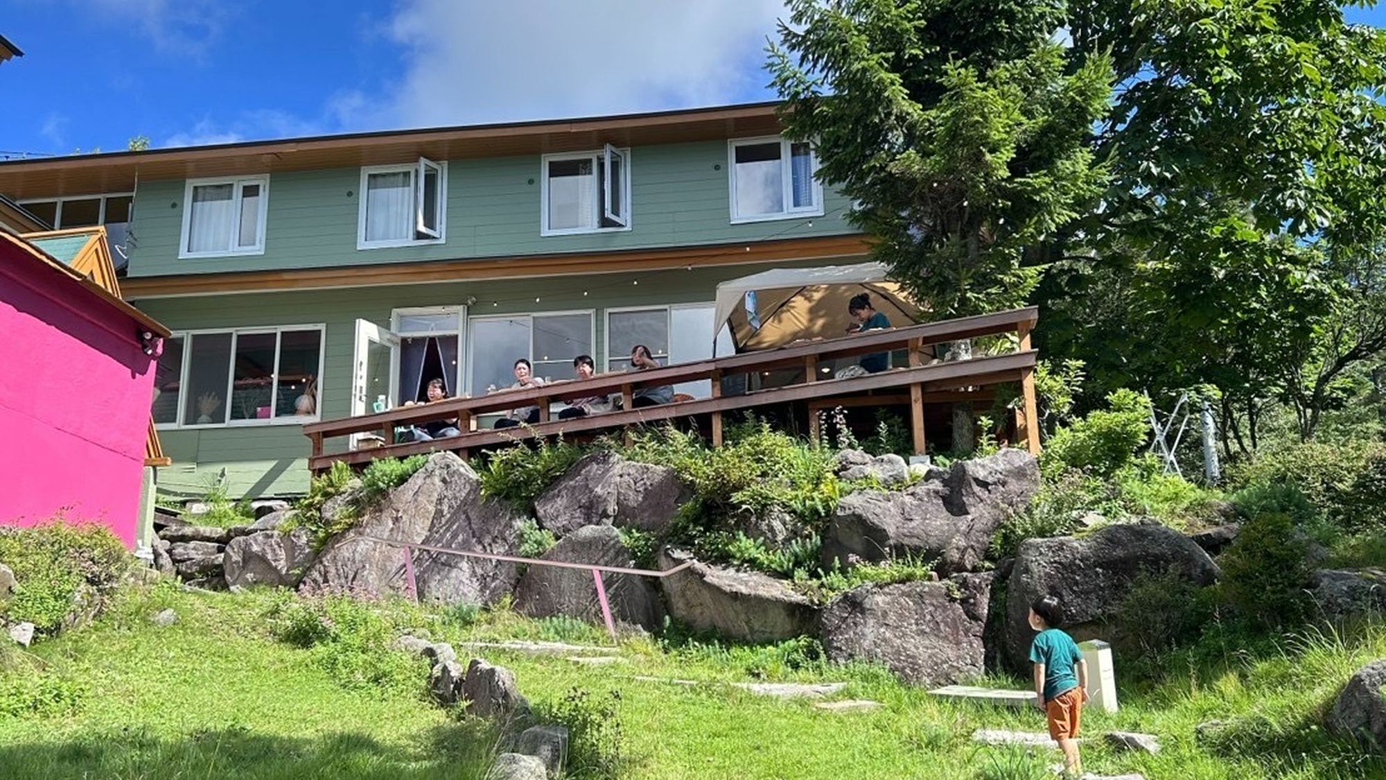 ・【テラス/夏】広がる青空　この夏、大切な人たちと過ごす特別なひと時を当館で