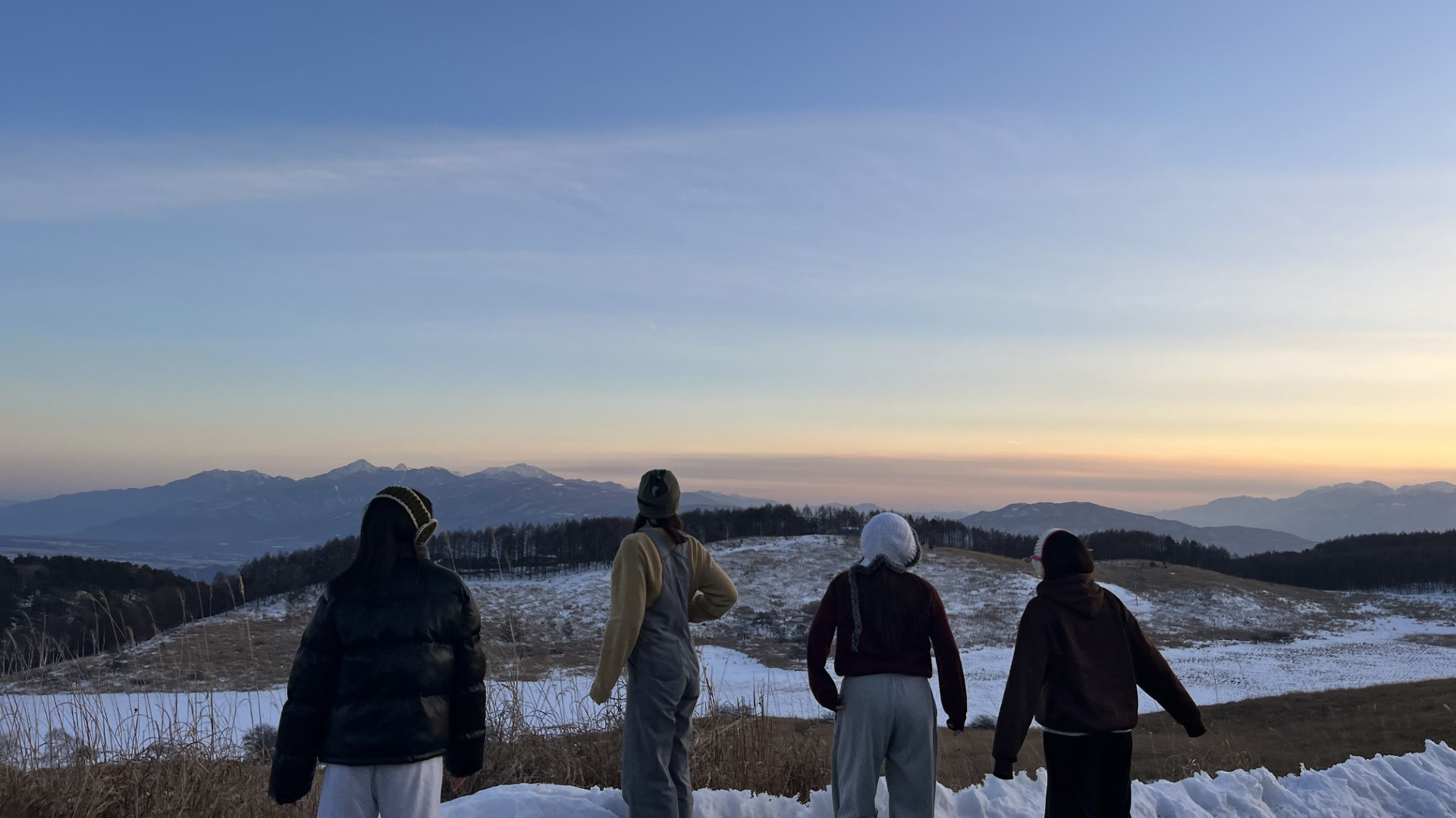 ・【冬イメージ】雪化粧の絶景と友情、忘れられない旅の始まりです