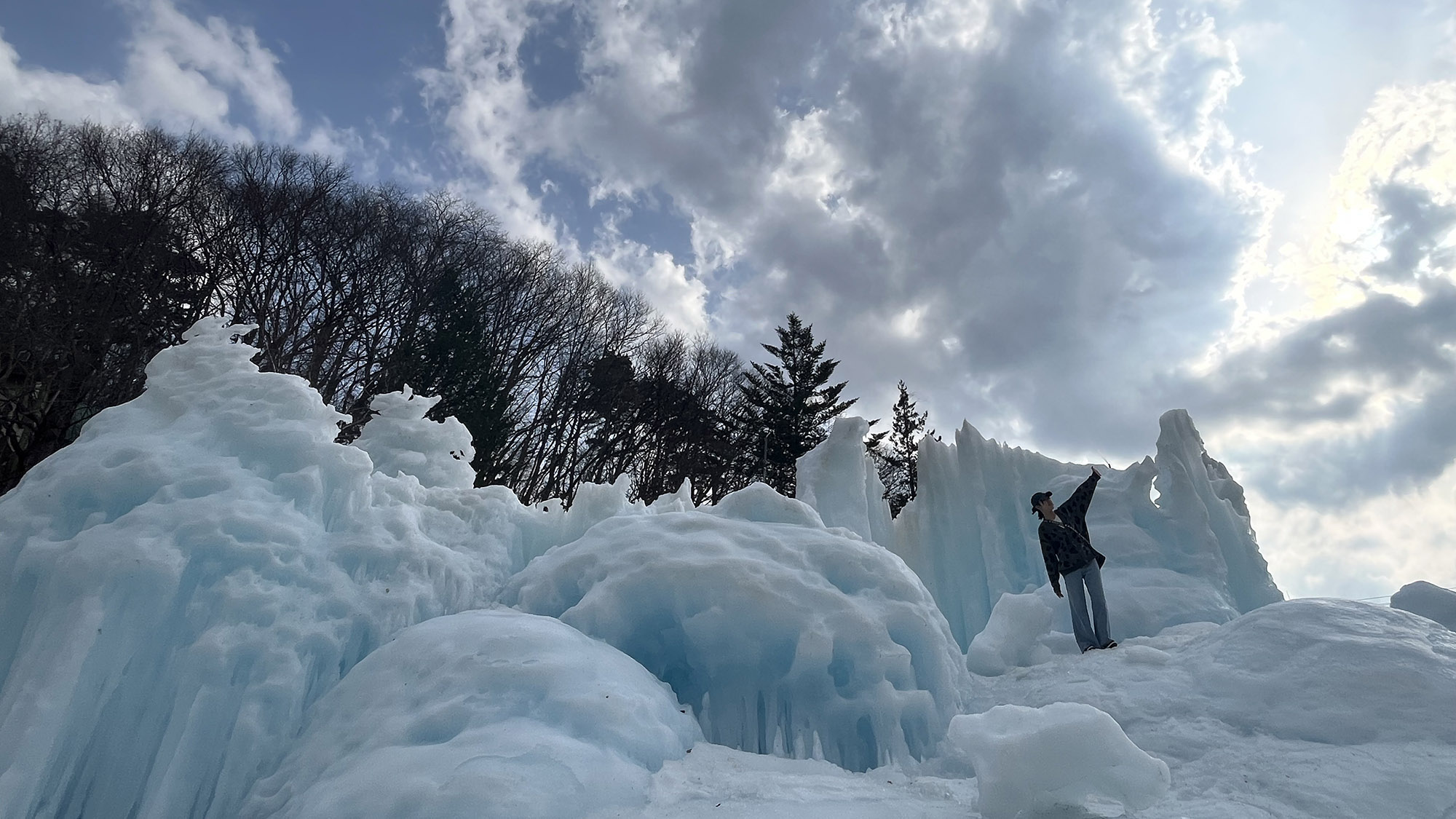 ・【冬イメージ】自然が造り上げた氷の芸術。一期一会の作品と記念写真を撮りませんか