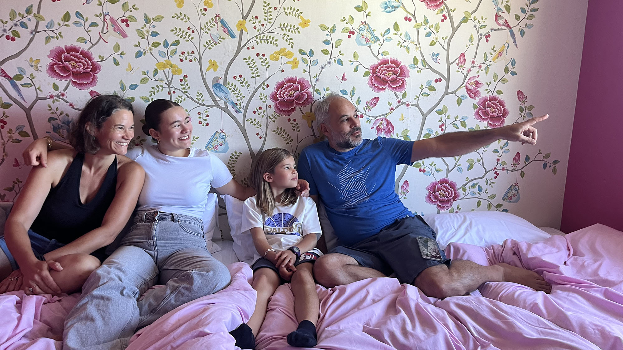 ・【ファミリー＆グループルーム】カラフルな世界観。家族の絆が深まる特別な時間を過ごしませんか？