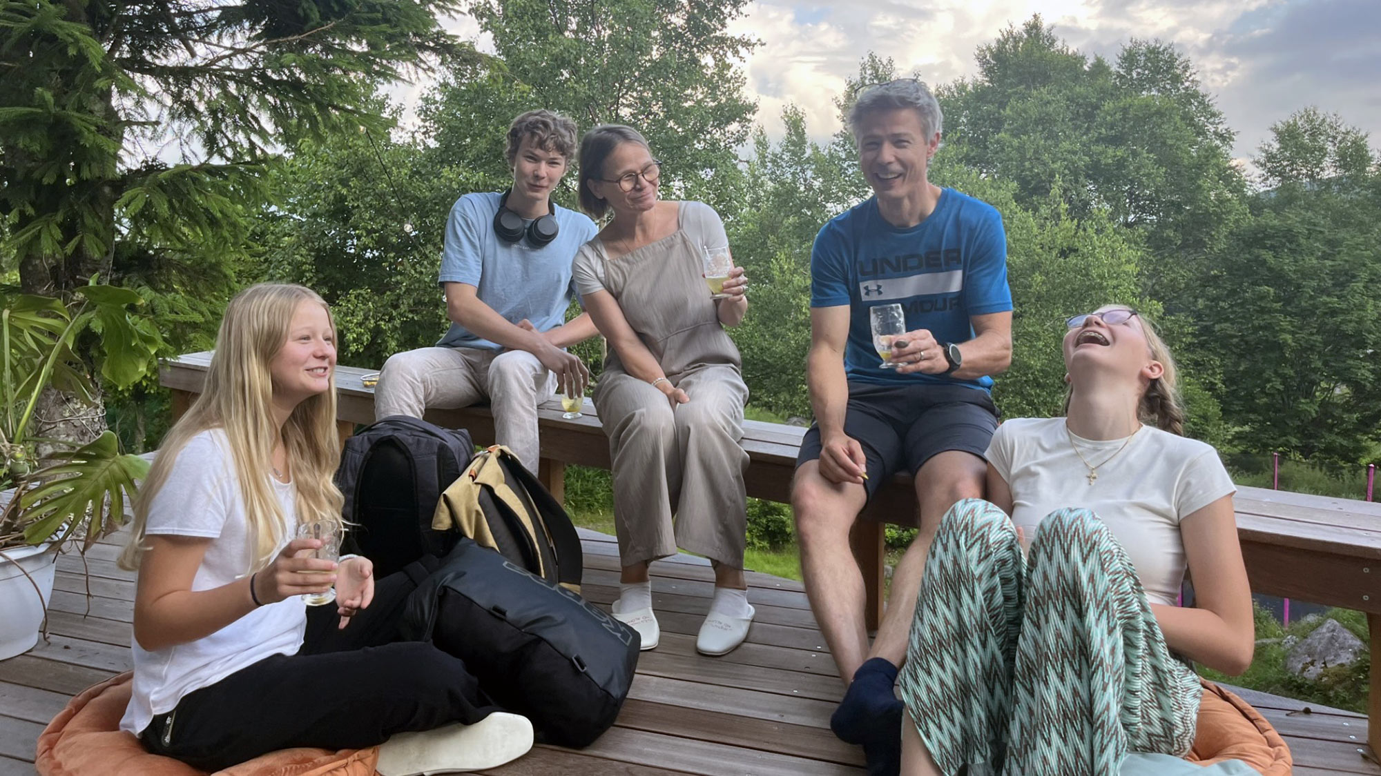 ・【ウッドデッキ】心地よい風と会話。ウッドデッキで深まる交流の輪