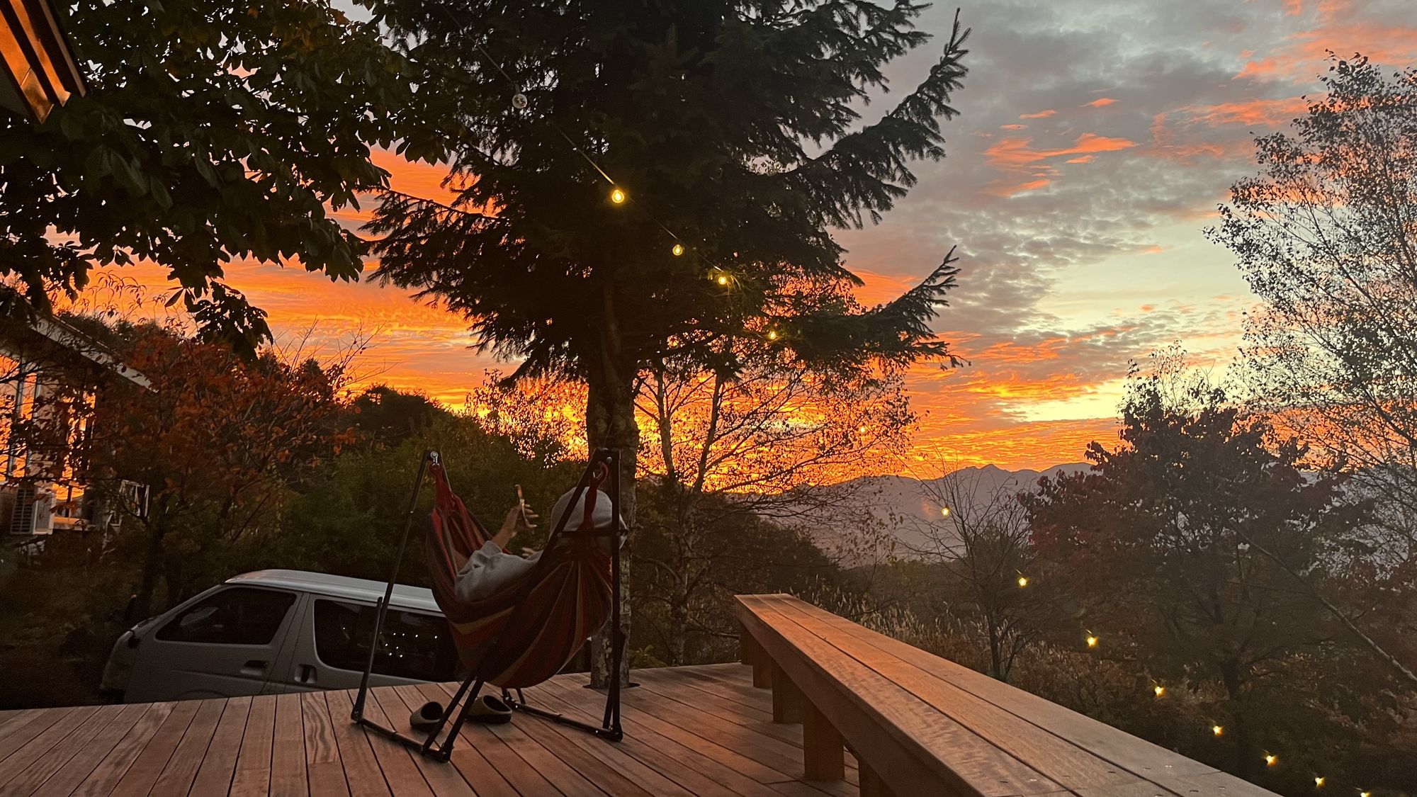 ・【テラス】茜色の空の下、テラスで至福の夕暮れ時を過ごしませんか？