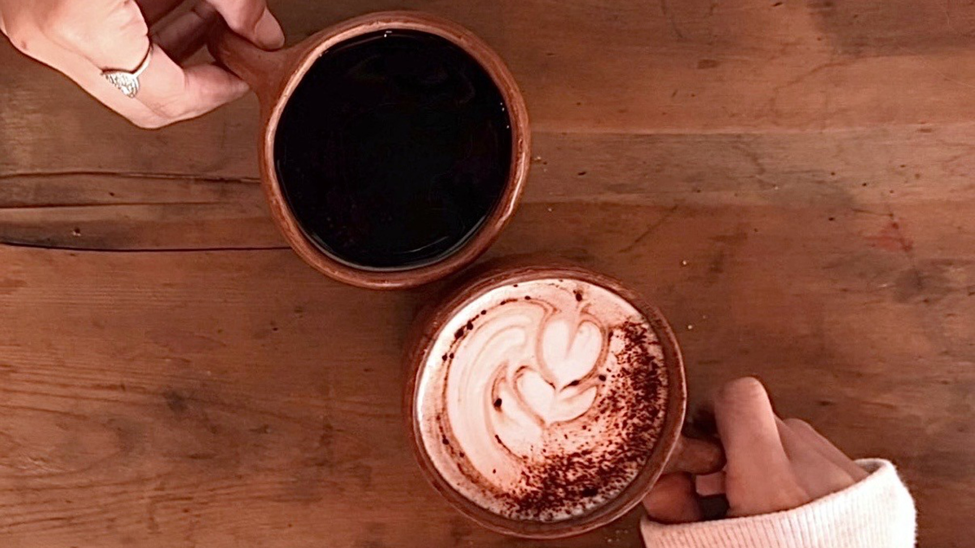 ・【Cafe KOHI】豊かな自然に囲まれた当館のカフェで、ほっと一息つける一杯をお楽しみください♪