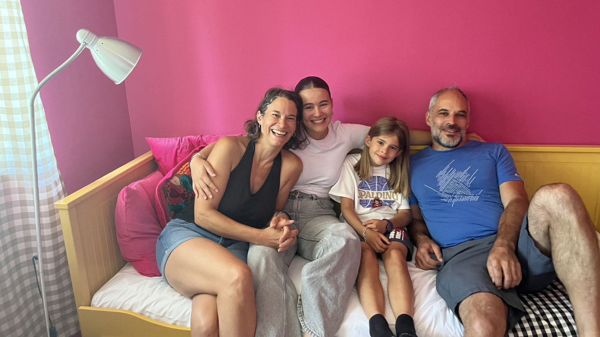 ・【ベッドルーム】心温まる団らん。ここで育む、家族の絆と笑顔