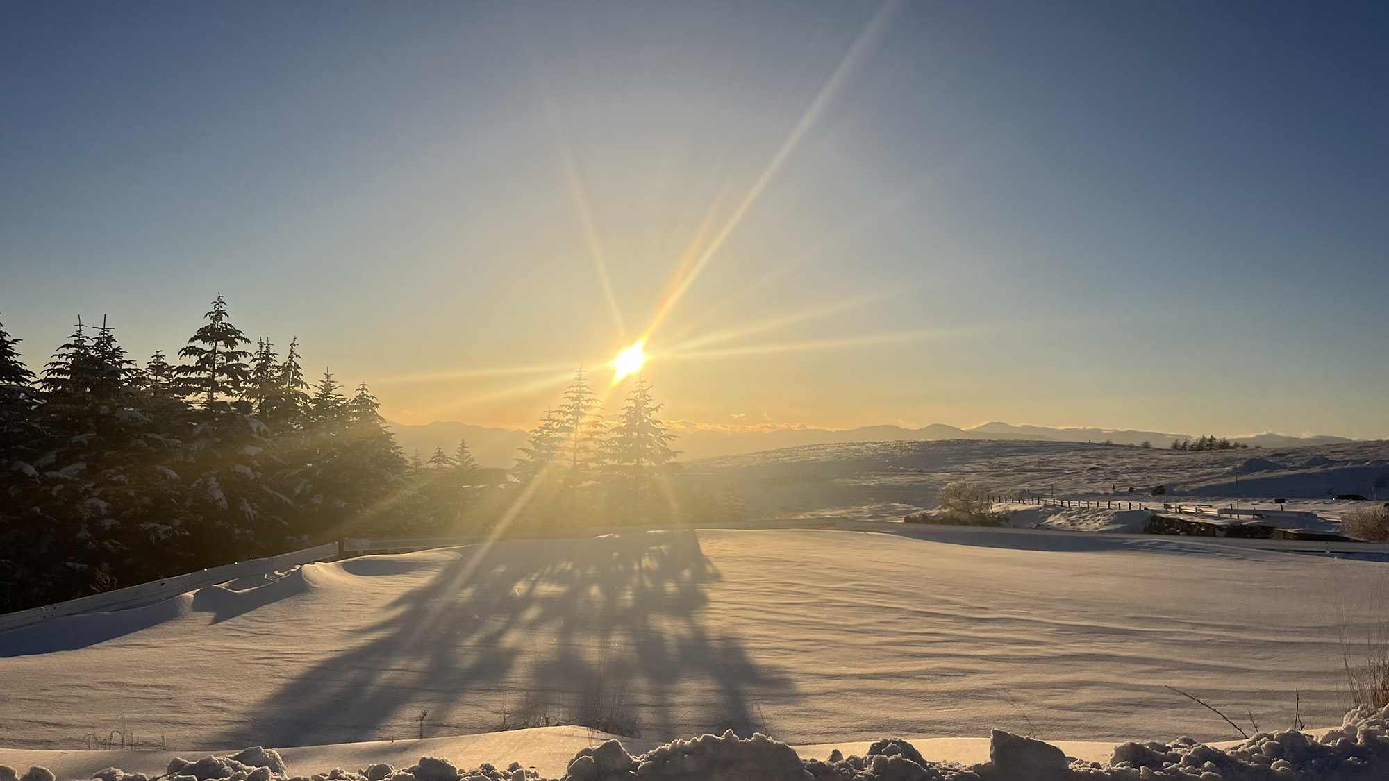 ・【周辺】雪原を染める茜色。息をのむ絶景に心が洗われます