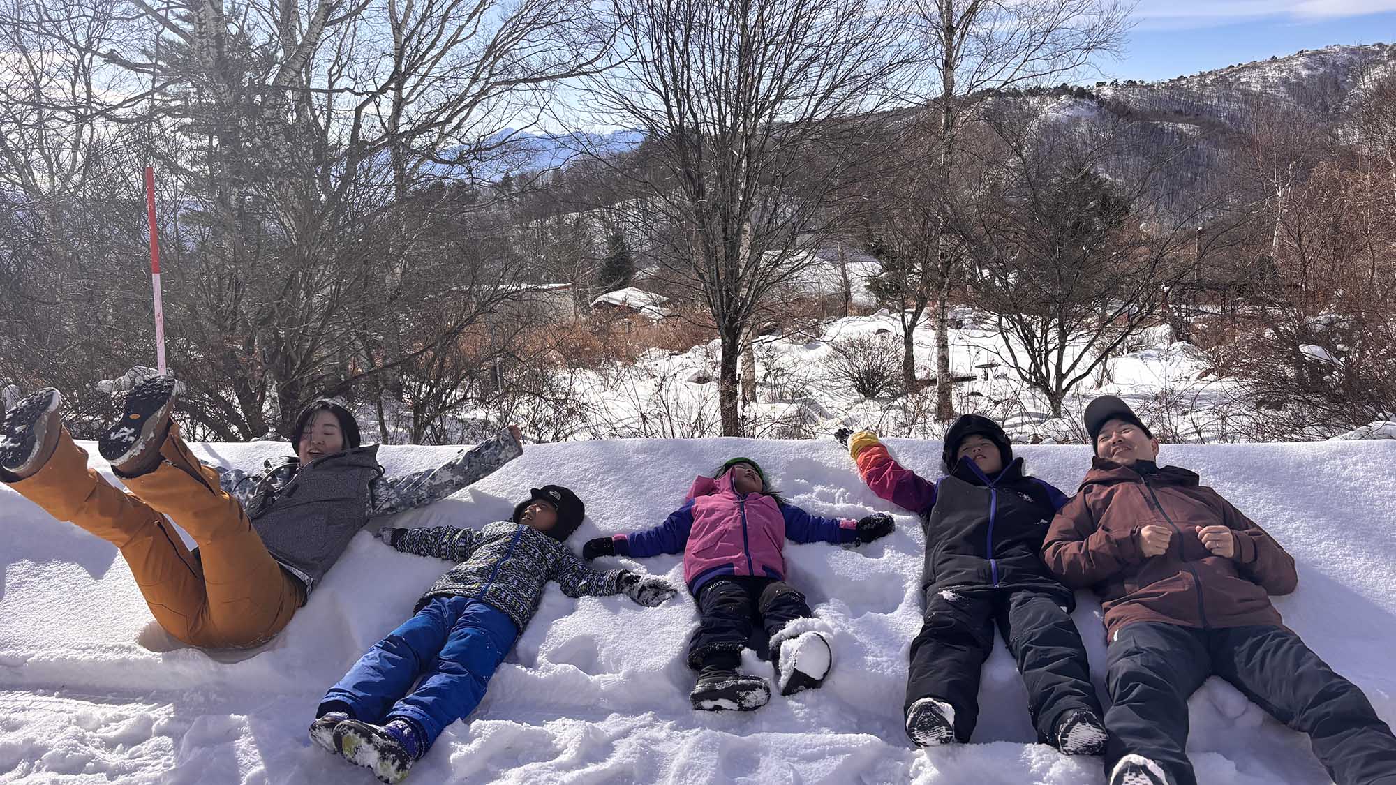 ・【冬イメージ】降り積もったばかりの雪のお布団へダイブ！キャッキャと楽しい時間が流れます
