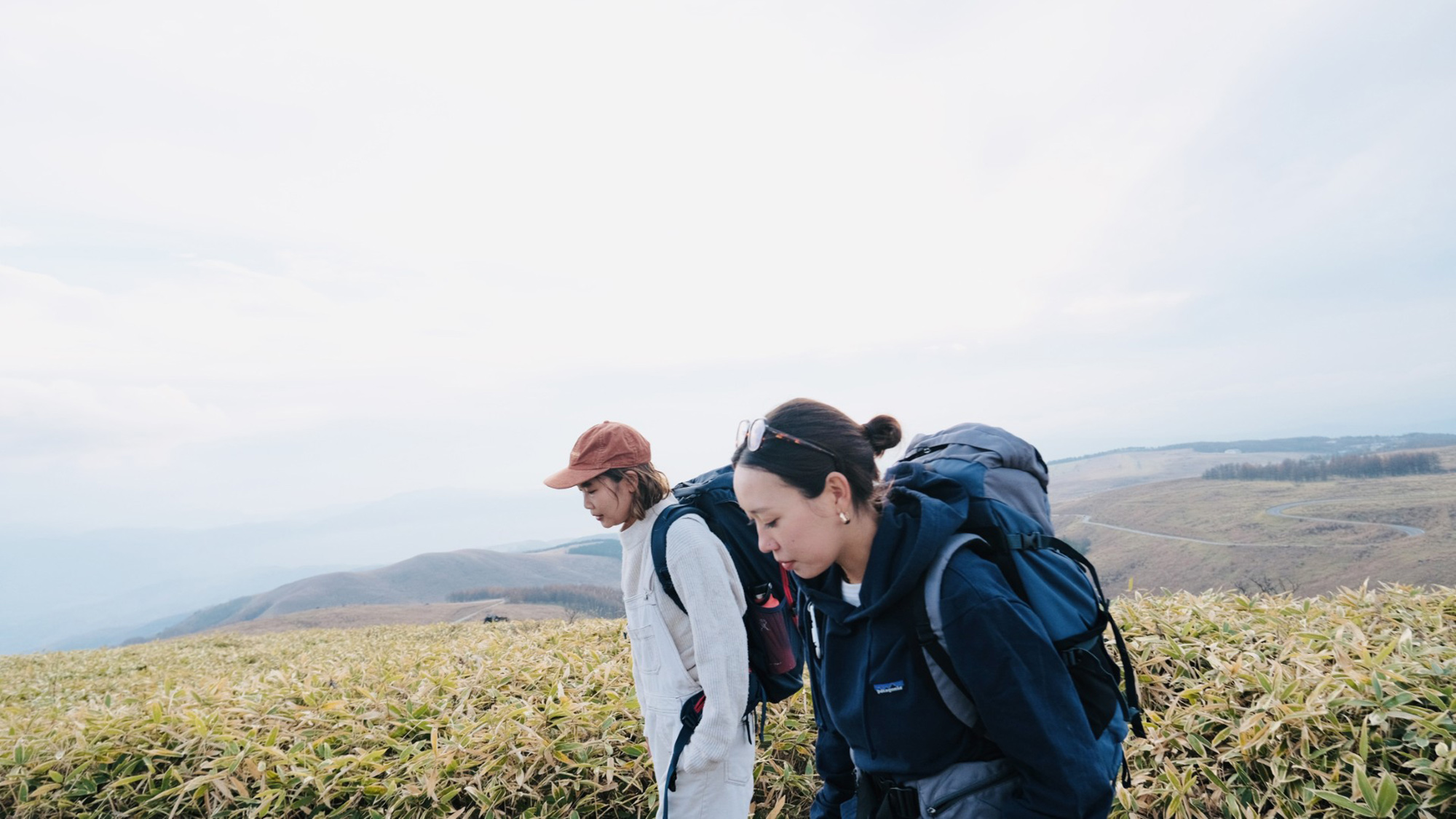 ・【秋イメージ】絶景を目指して。大自然の中で自分と向き合う時間