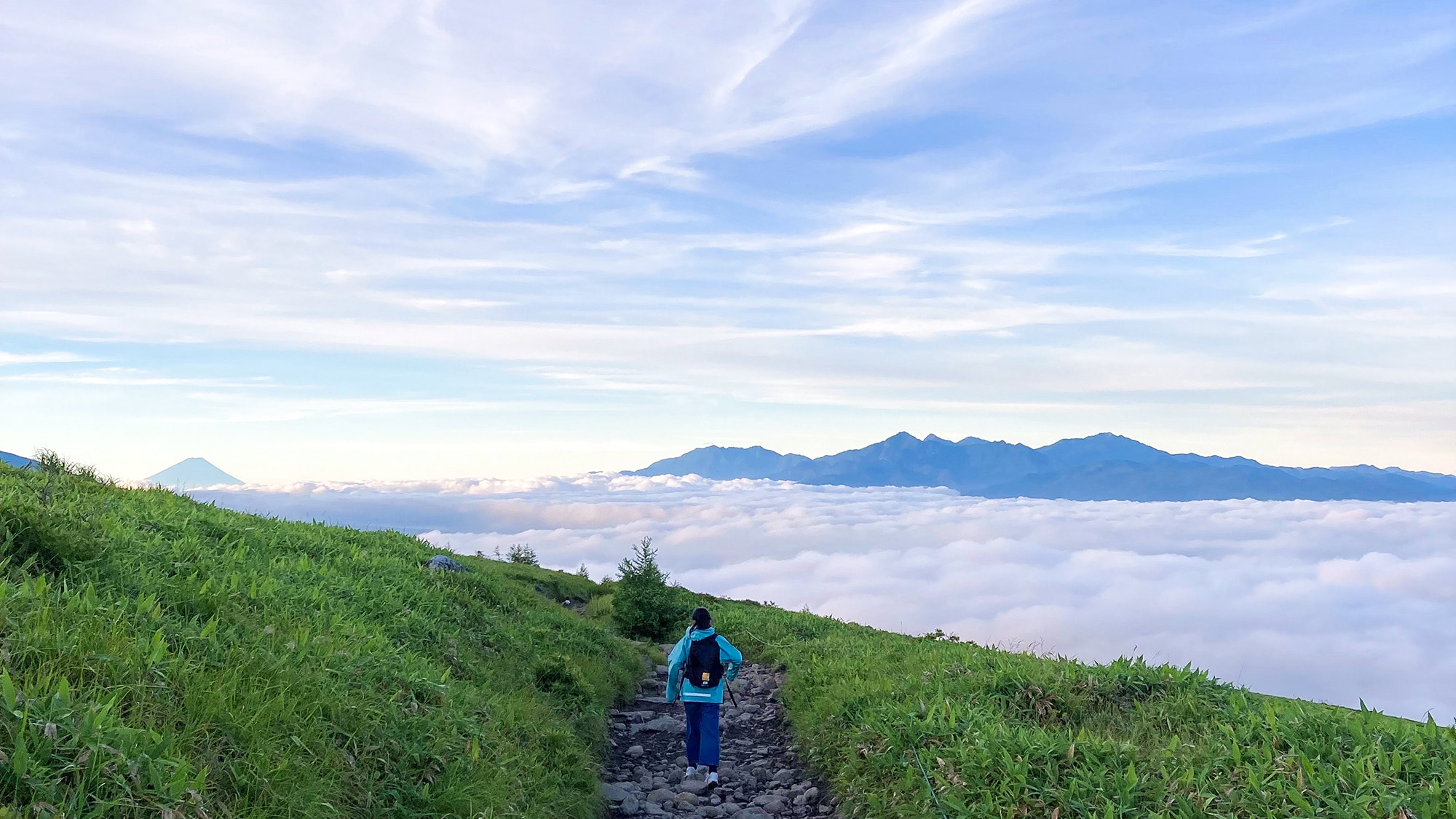 ・【秋イメージ】延々とつづく広い空の下、大自然を感じながらの山歩きは爽快です