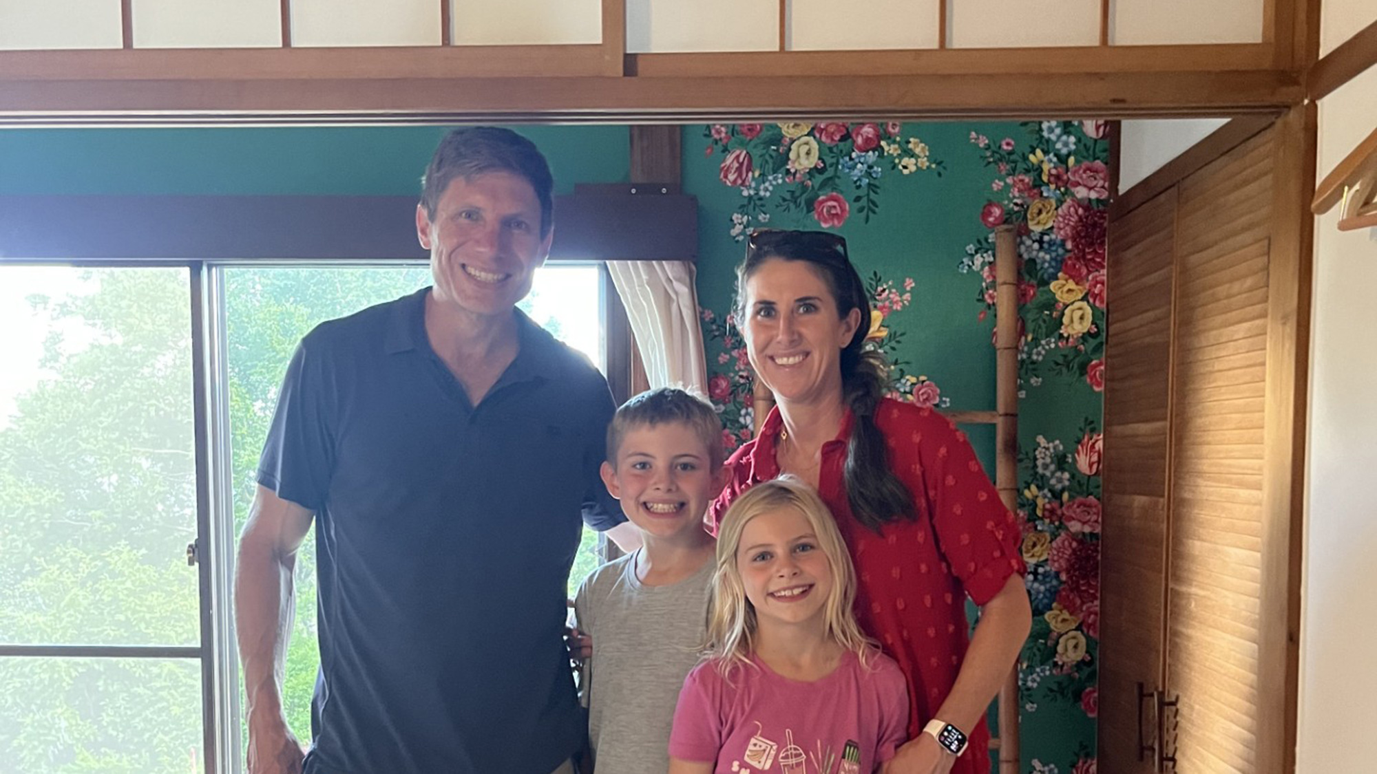 ・【和室】緑豊かな借景が彩る和室で、心落ち着く家族旅行