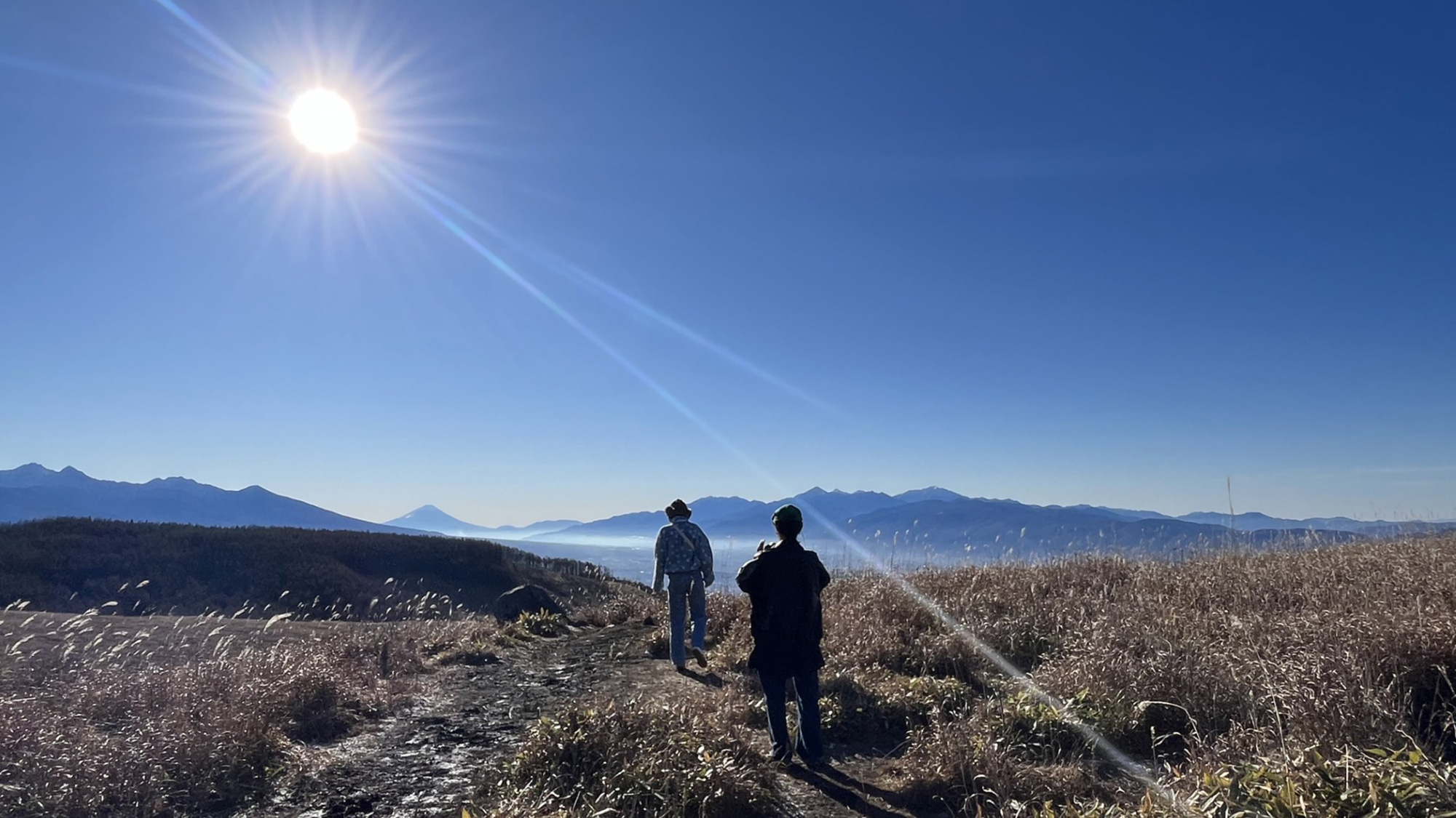 ・【秋イメージ】清々しい空気と絶景。心身をリフレッシュする山歩き