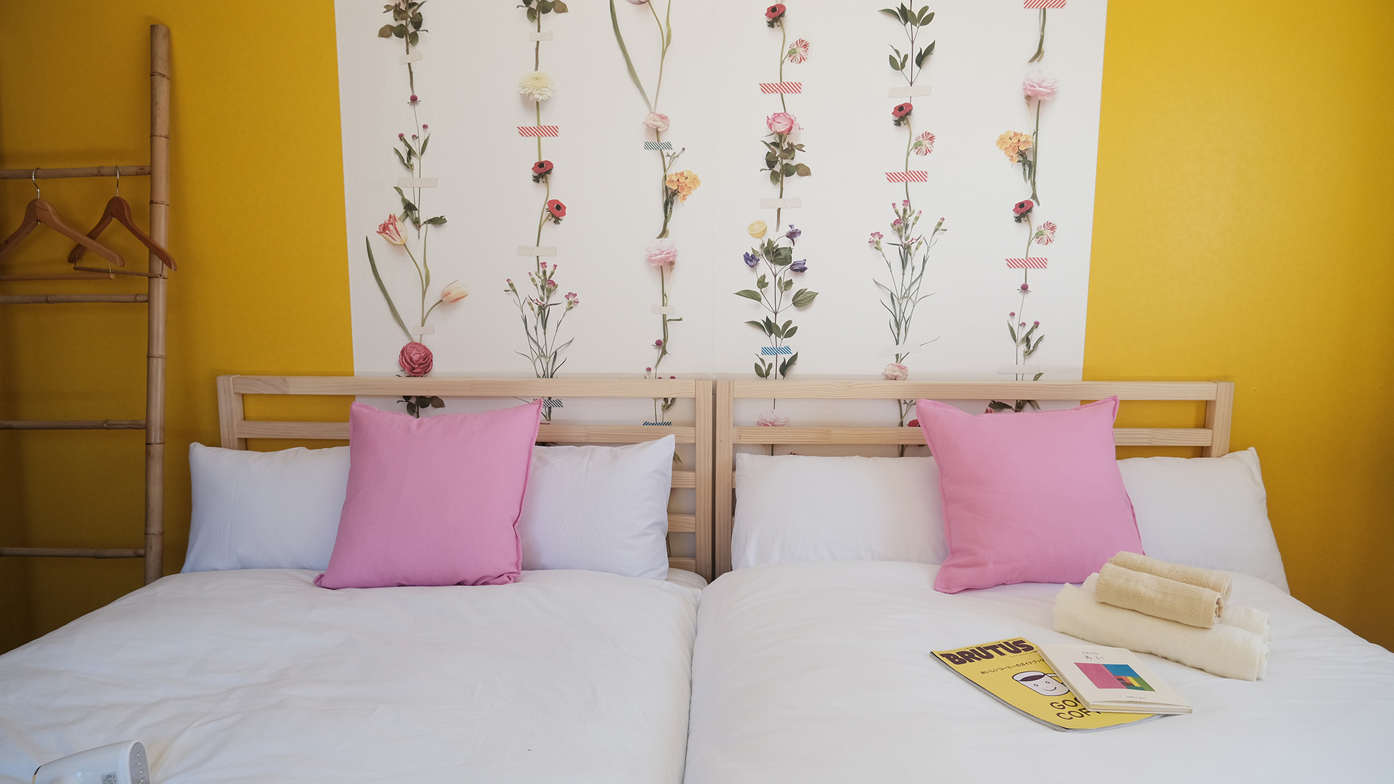 ・【セミダブルツインベッドルーム】セミダブルベッド2台完備。広々ベッドでゆっくりおやすみください