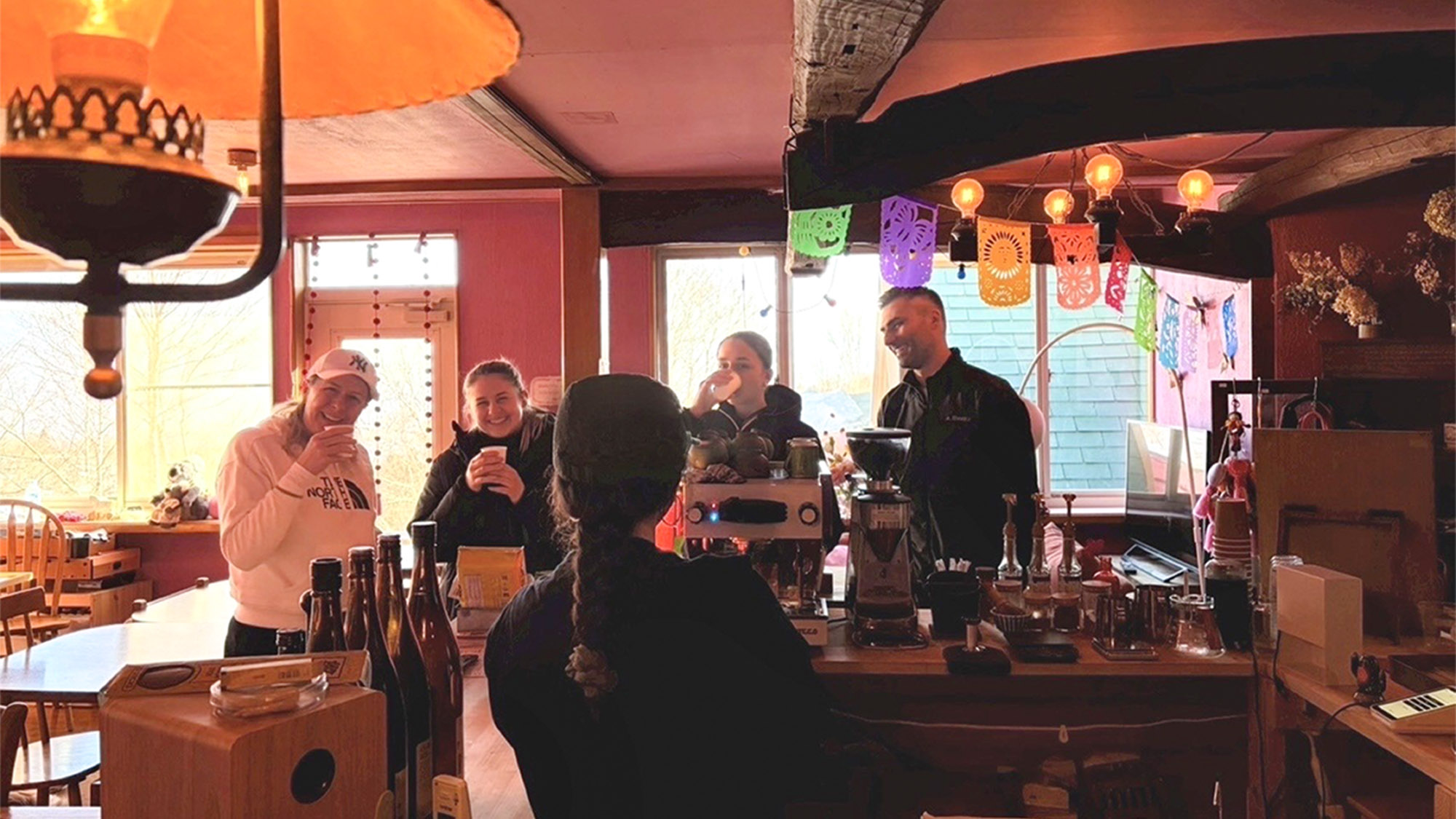 ・【カフェ】交流が生まれる「Cafe KOHI」で楽しいひと時をお過ごしください