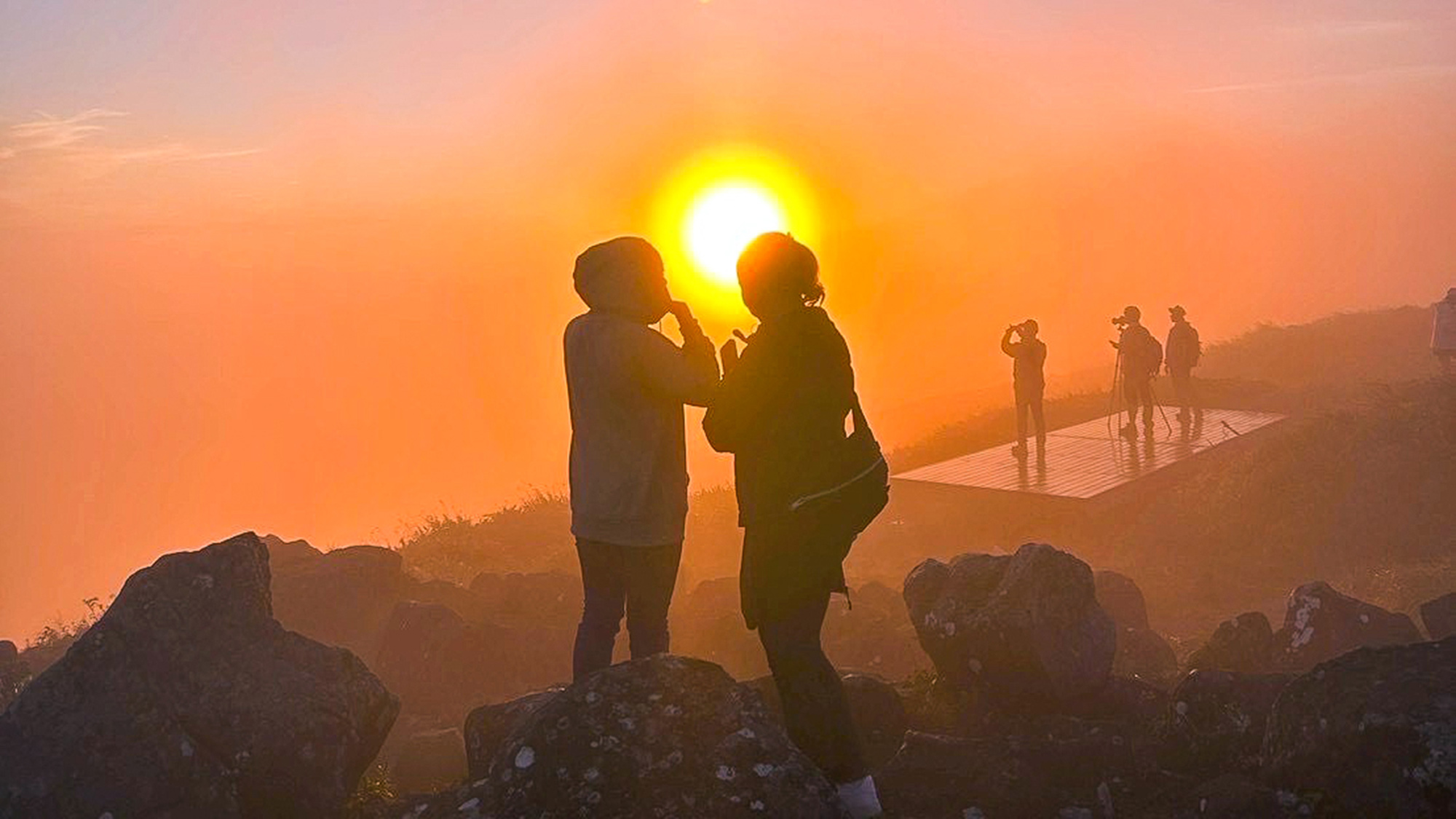 ・【秋イメージ】まるで近くに落ちていくような、山に沈む夕日は格別です
