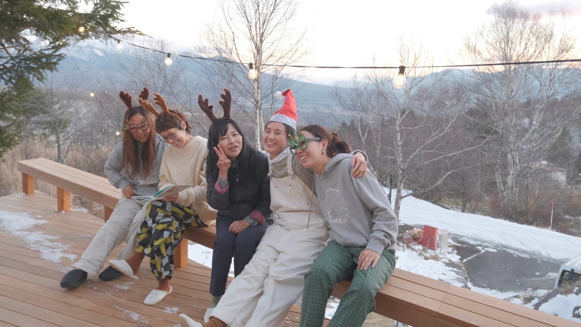 ・【冬イメージ】クリスマスの魔法！冬のウッドデッキで心温まる出会い