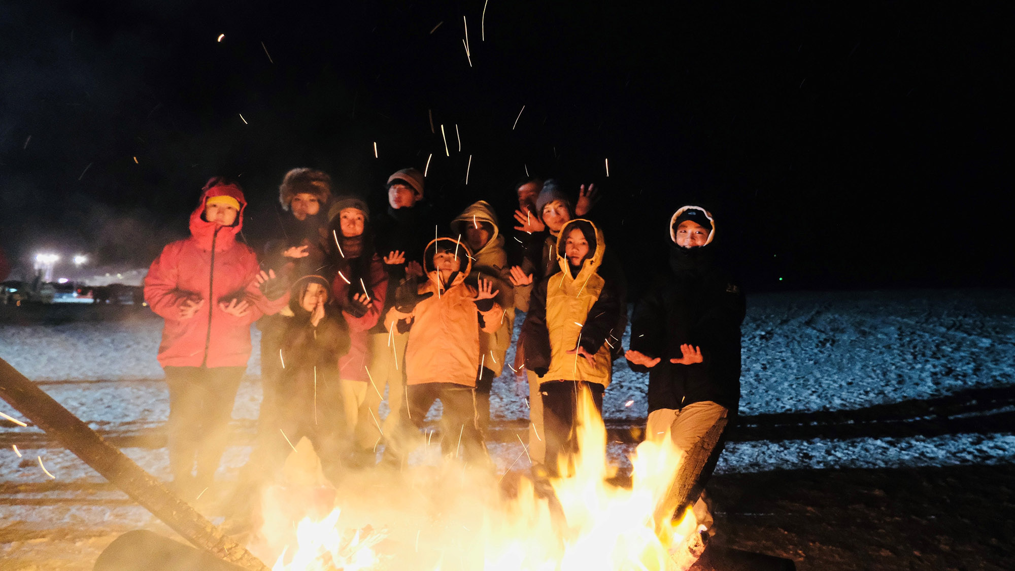 ・【冬イメージ】舞い上がる火の粉を眺めてみんなでポカポカ。たき火で心も身体も温まります