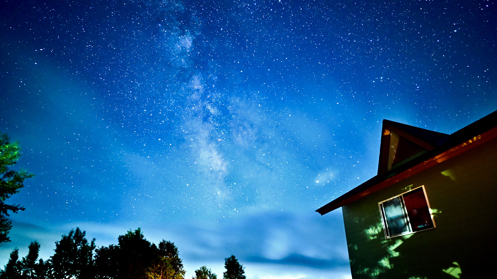 ・【秋イメージ】夜空いっぱいの星に囲まれ、壮大な自然が育んできた時間をゆっくりとご堪能ください