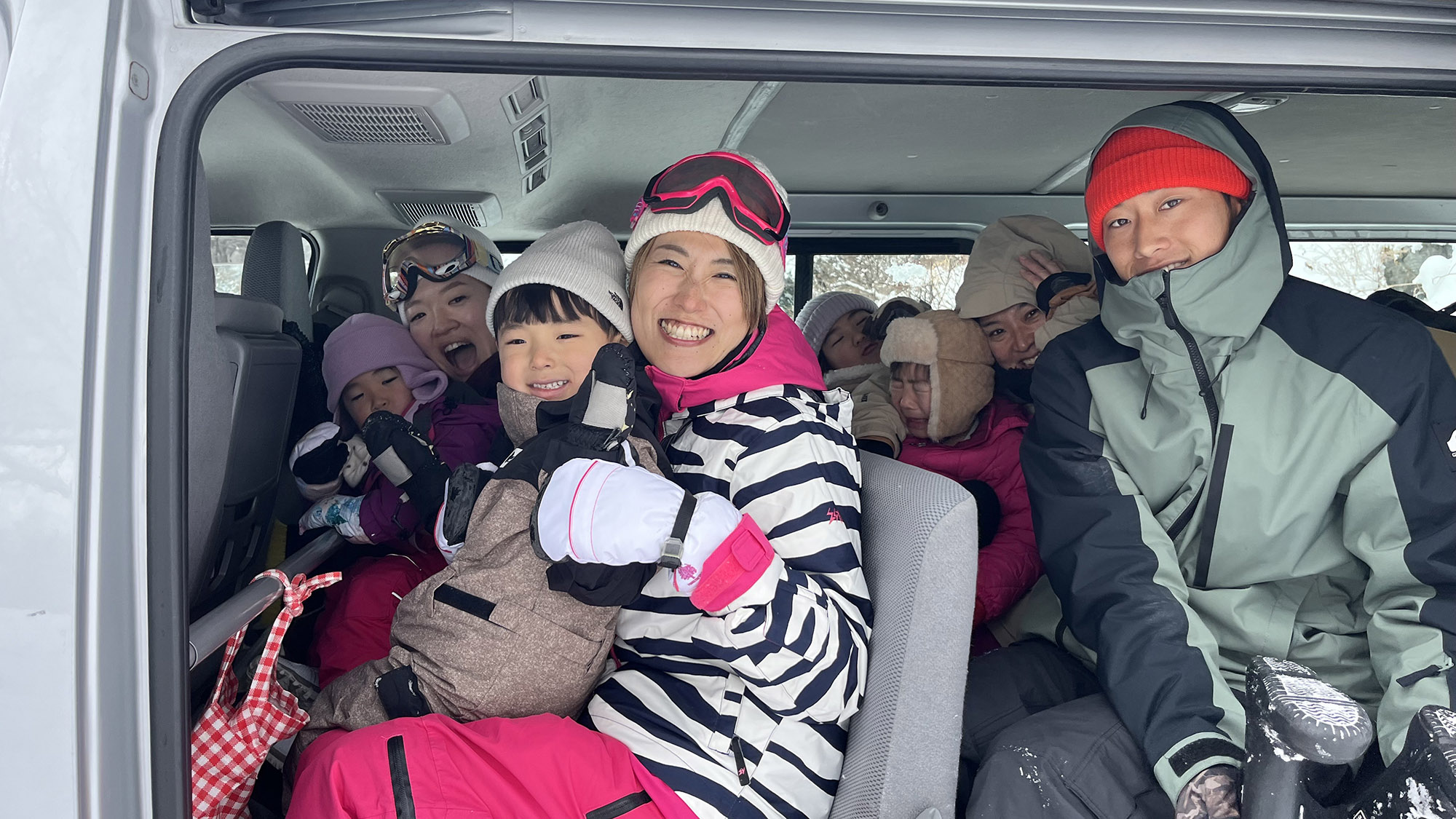 ・【冬イメージ】みんな乗り込んで出発！大人も子どものワクワクでいっぱい