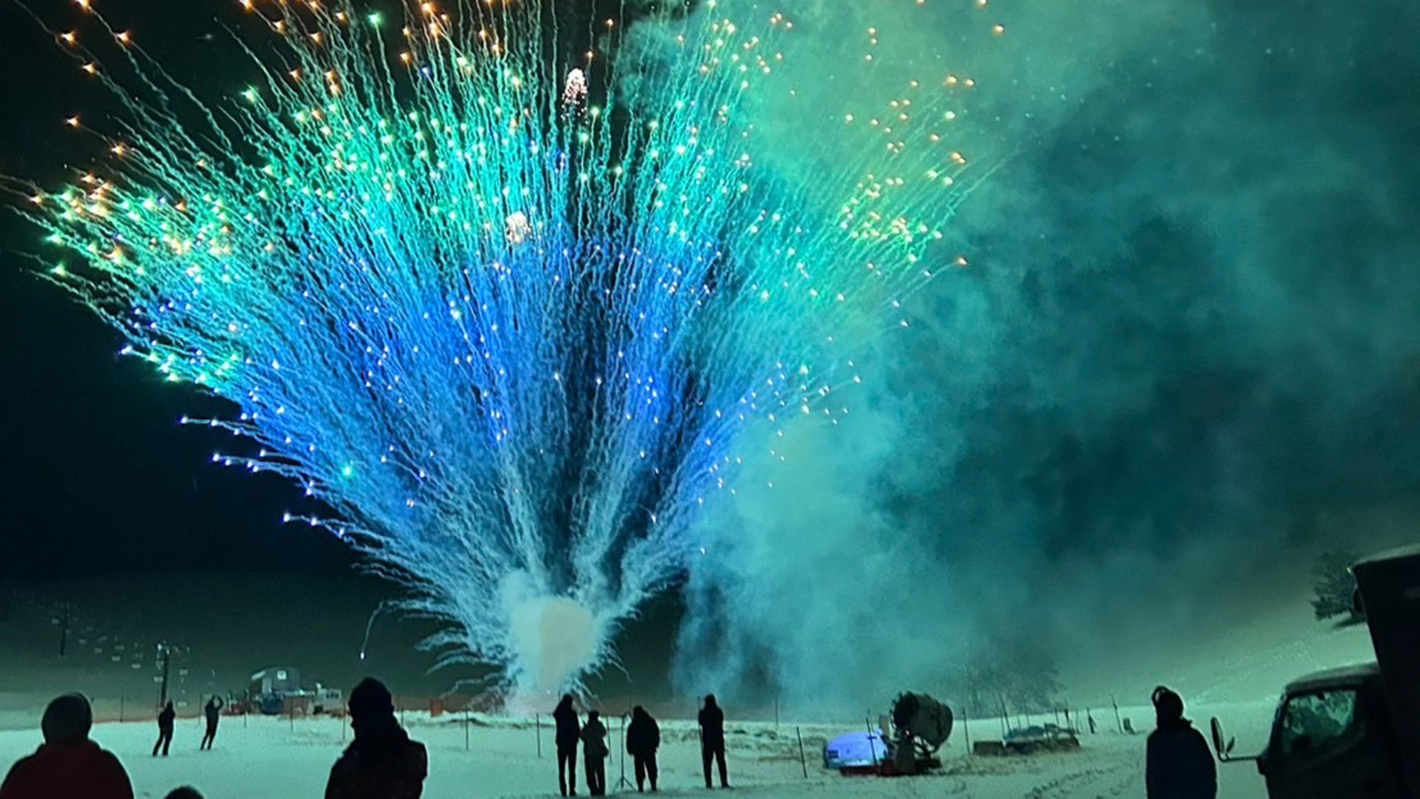 ・【周辺】雪と花火のコントラスト！冬の夜空を彩ります