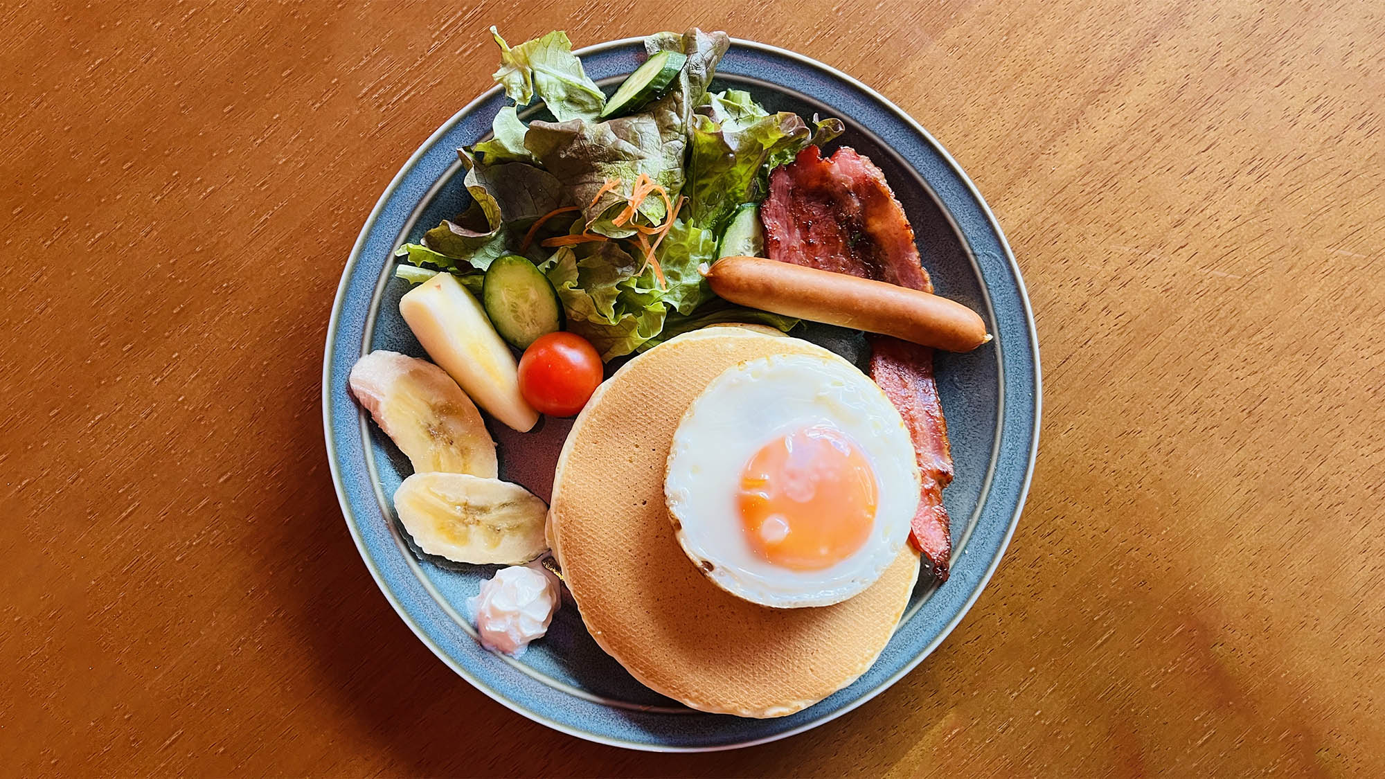 ・【朝食一例】彩り豊かなふわふわパンケーキプレート。様々な種類を盛り付けております