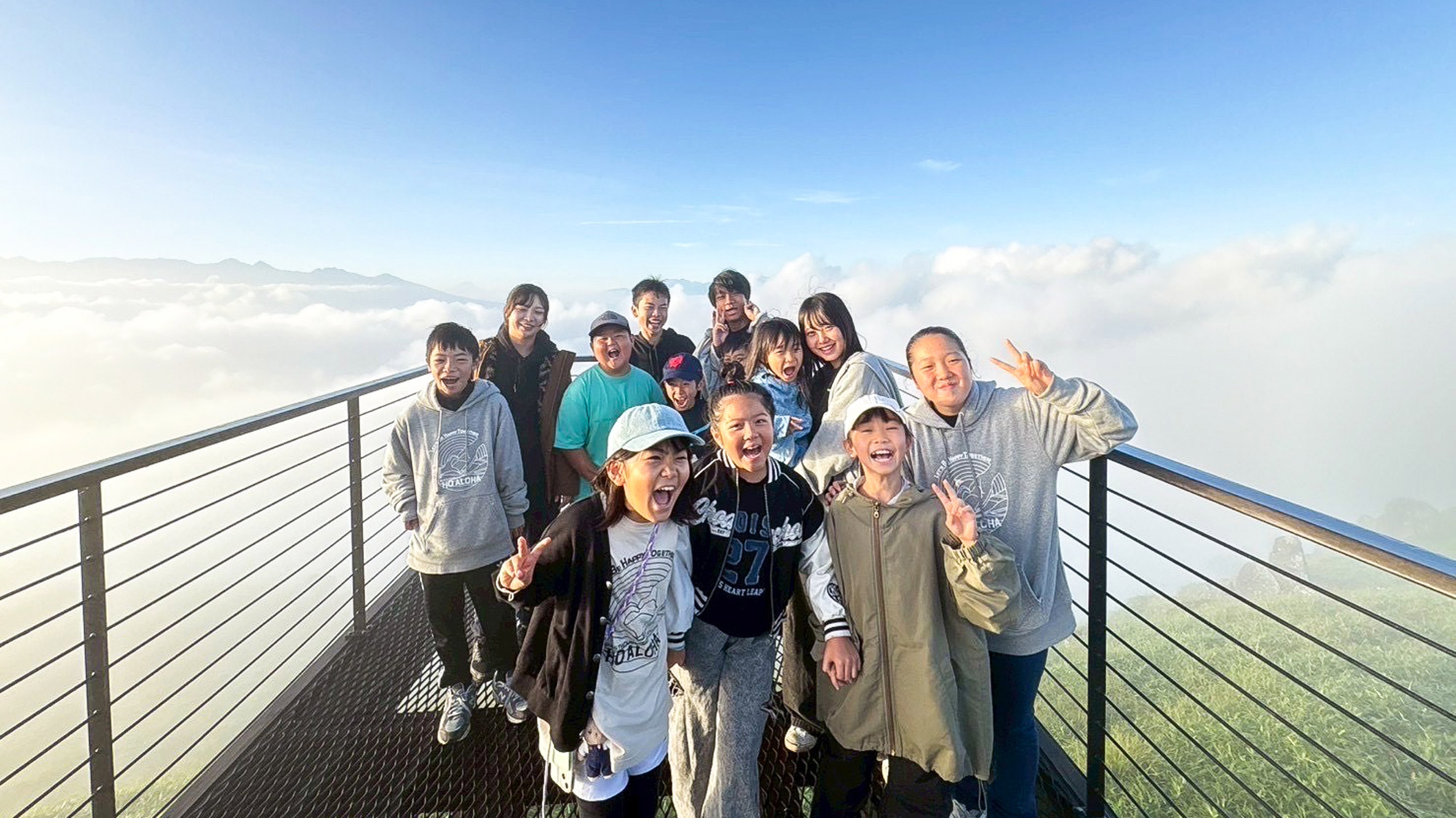 ・【秋イメージ】雲よりも標高が高い山の上では、みんなも自然に笑顔がこぼれます