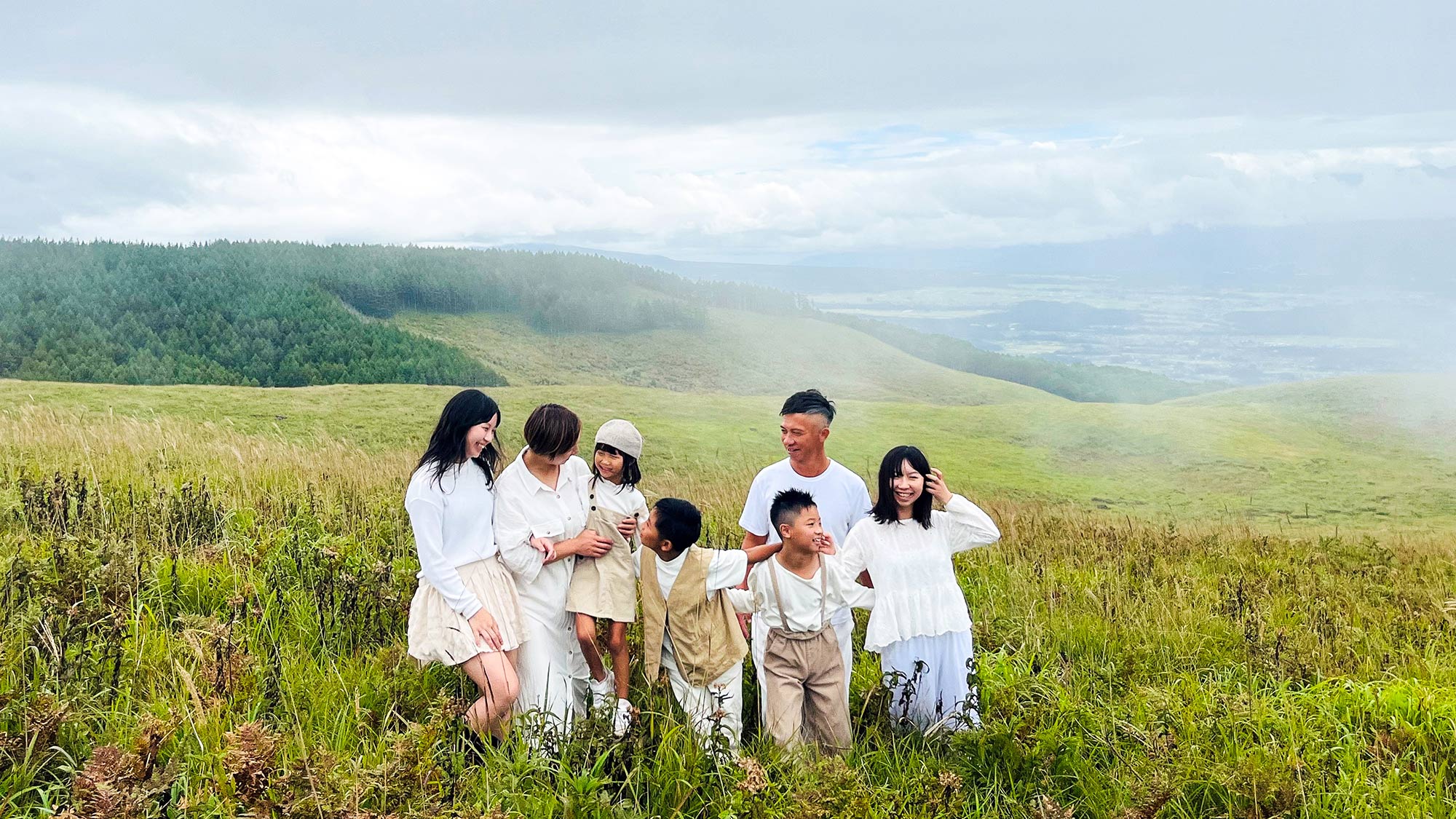 ・【秋イメージ】高原をみんなでお散歩。お子様も楽しくチャレンジできます