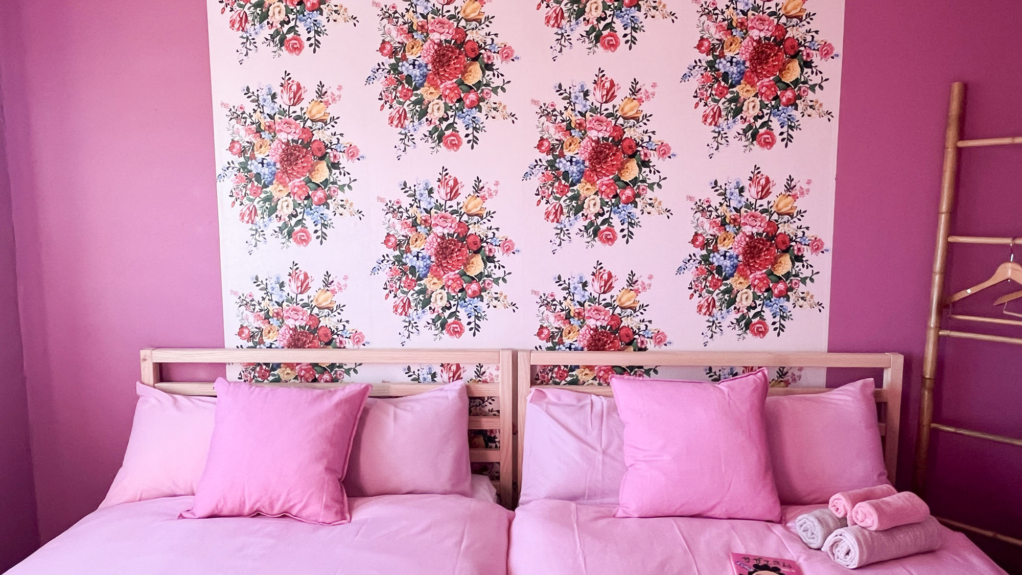 ・【セミダブルツインベッドルーム】ユニットバス完備。好きな時にシャワーを浴びられて安心！