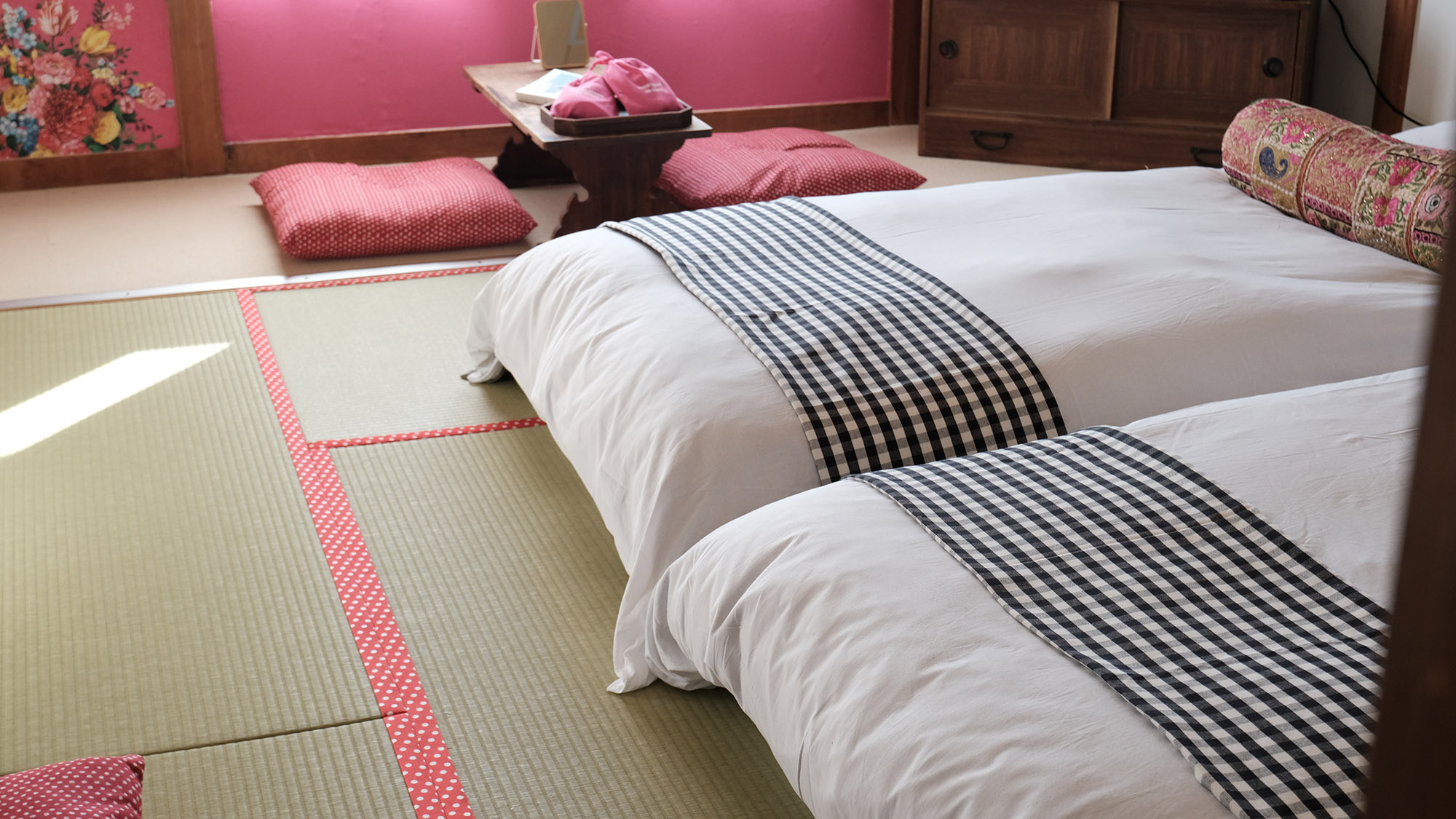 ・【和室】シングルベッド2台完備。3名様以降はお布団でお休みください