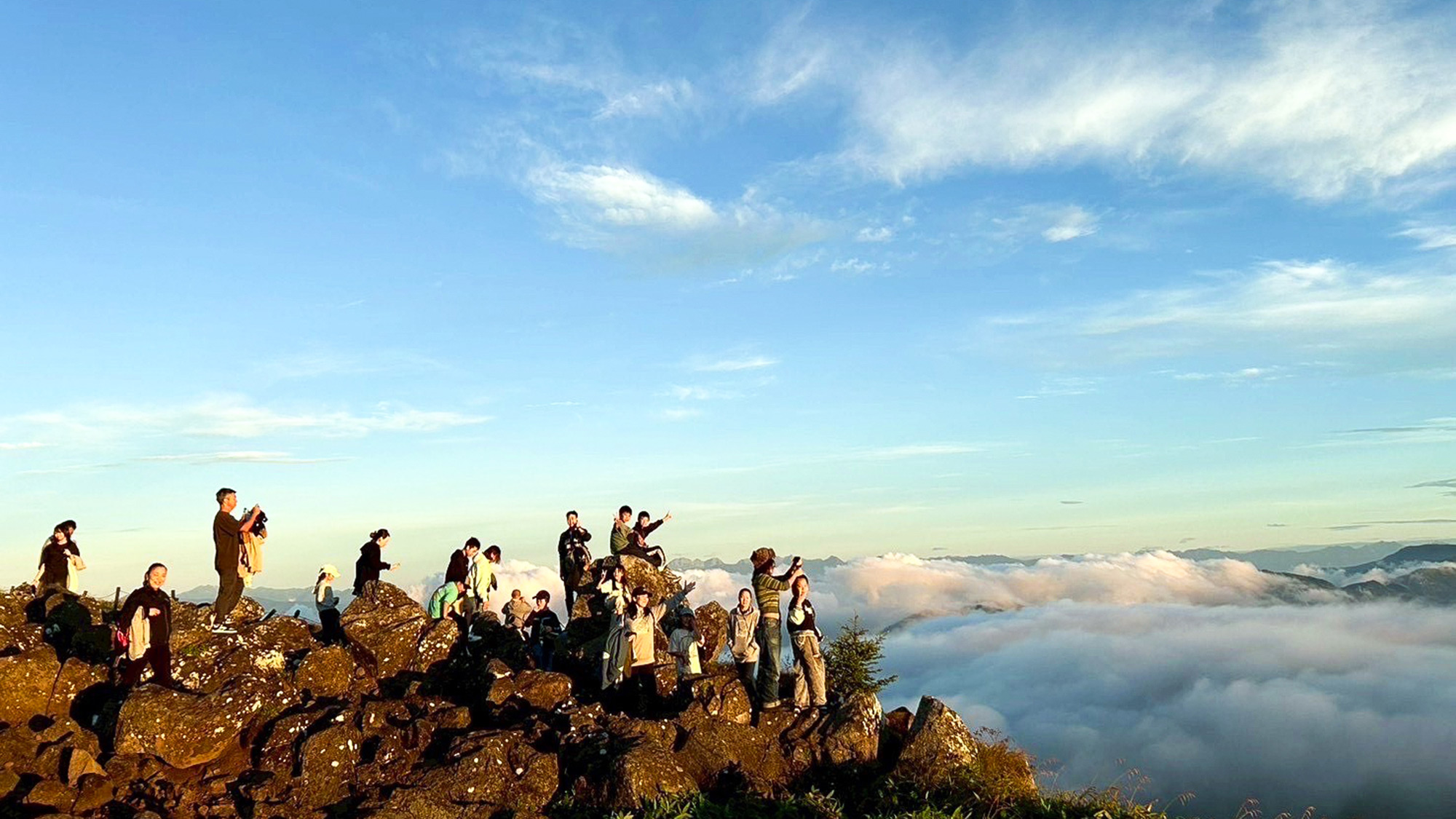 ・【秋イメージ】雲を見下ろした、上からの幻想的な景色をご堪能ください