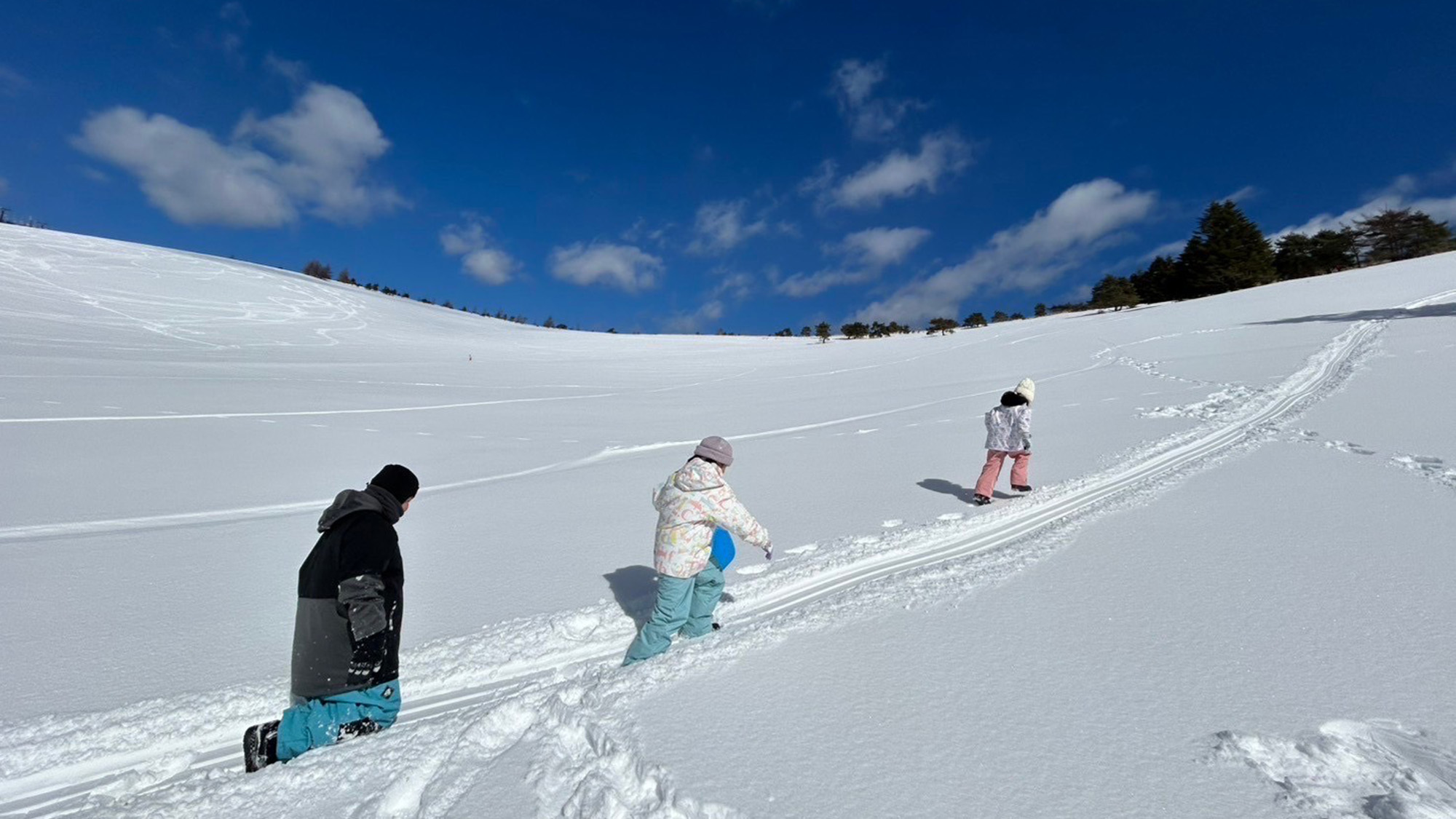・【冬イメージ】誰も歩いていないところを探しながら歩くのも贅沢な時間。雪を踏む音も心地いいです