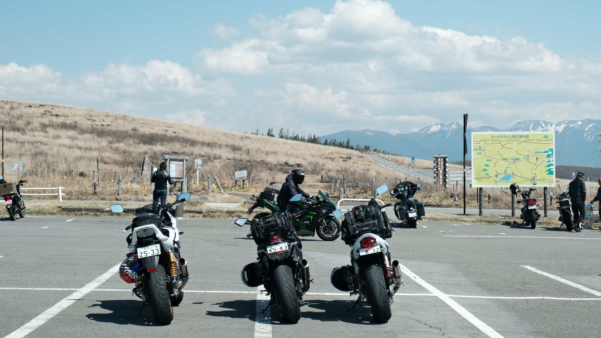 ・【ツーリング】雄大な景色の中を走り抜ける爽快感は格別で、多くのライダーに愛されています
