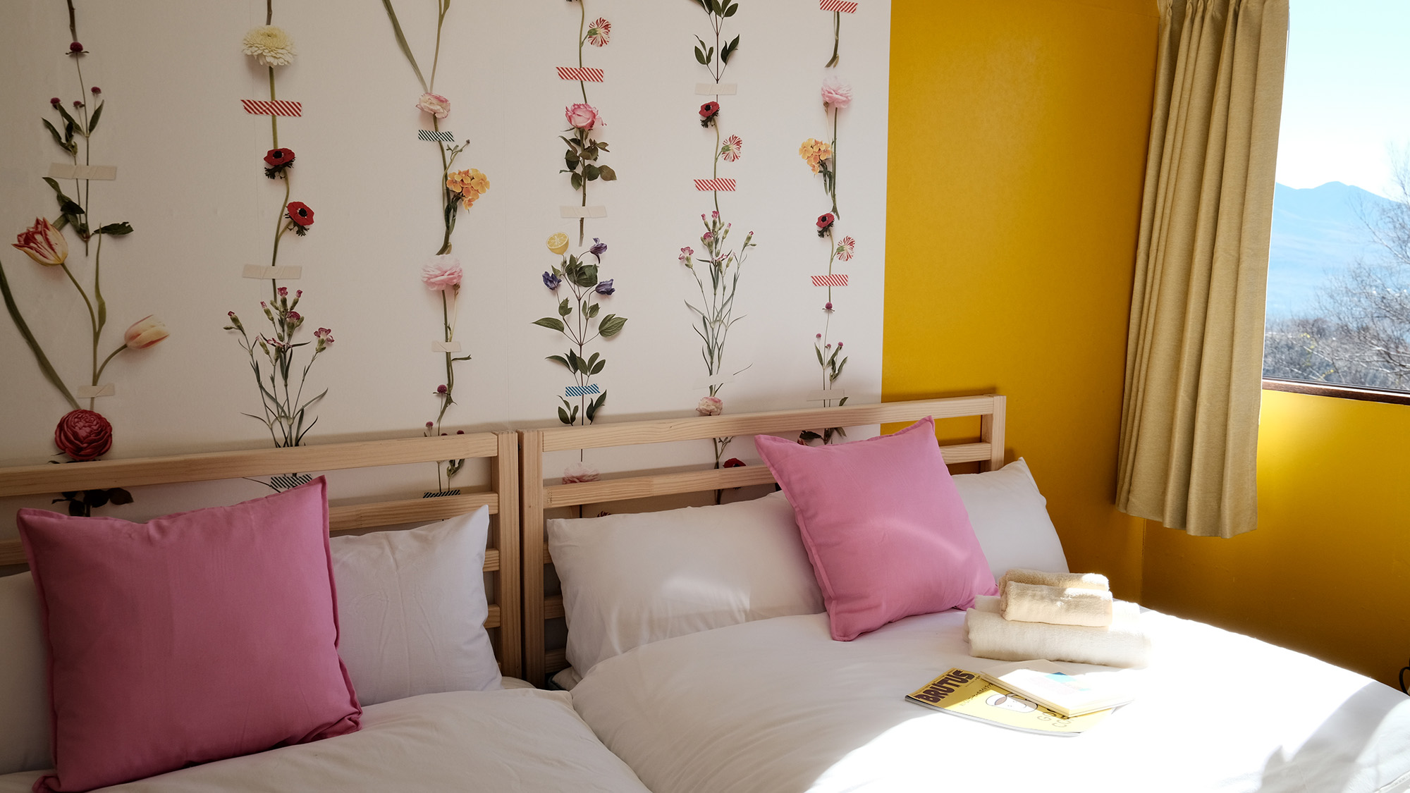 ・【セミダブルツインベッドルーム】窓から蓼科山、八ヶ岳、富士山、南アルプスを見渡せるお部屋です