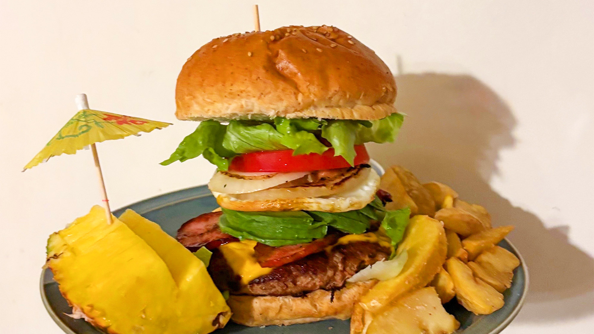 ・【夕食一例】連泊の方の2日目のご夕食　フレッシュでジューシーな野菜とパティが口いっぱいに広がります