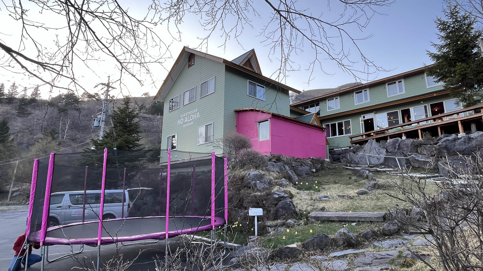 ・【外観】長野の山々に囲まれ、大自然を感じられるゲストハウスです