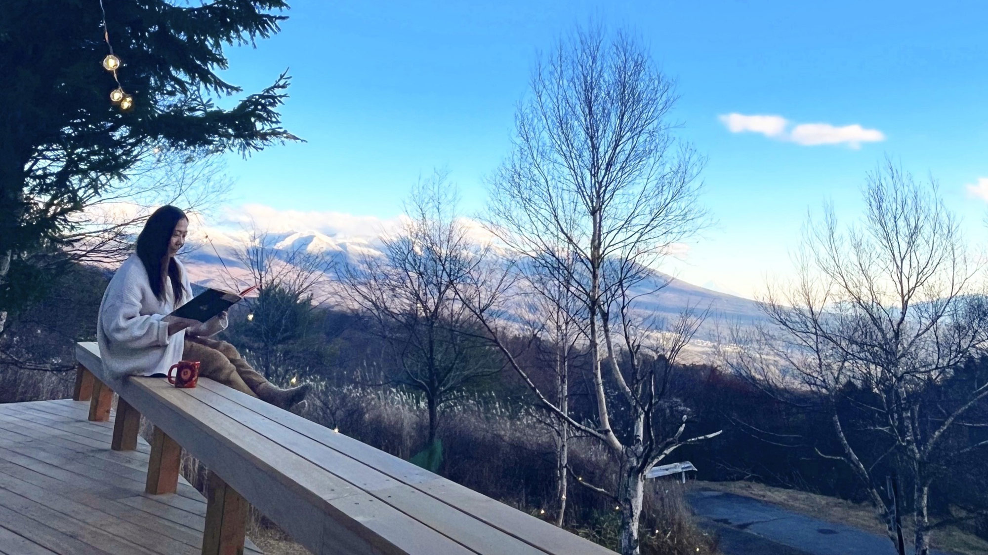 ・【ウッドデッキ】雄大な山々を望むウッドデッキで、心安らぐひととき