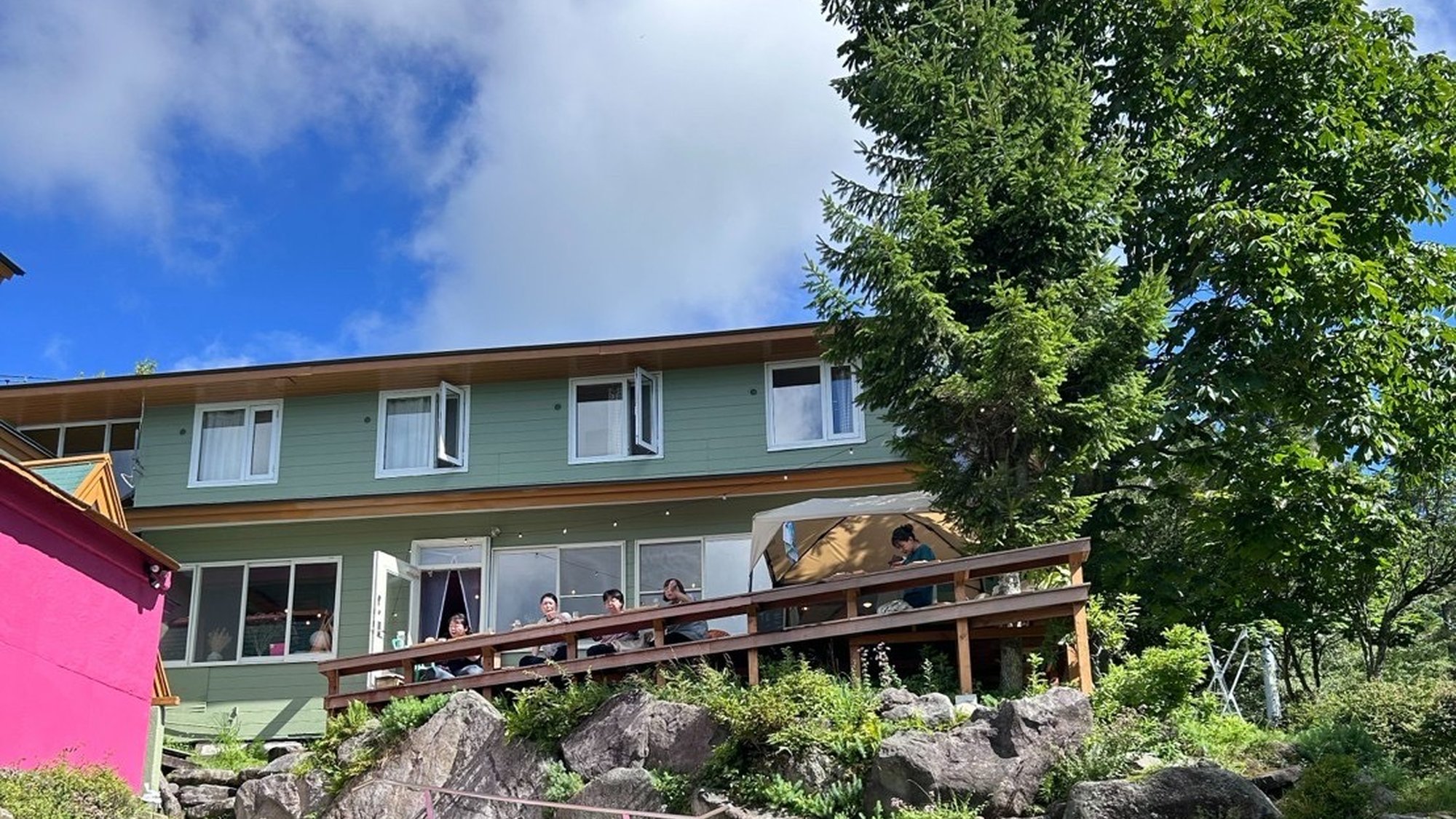 ・【テラス/夏】広がる青空　この夏、大切な人たちと過ごす特別なひと時を当館で