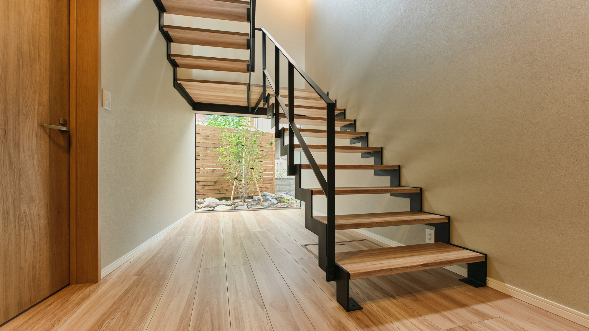 シンボルツリーが迎える玄関階段