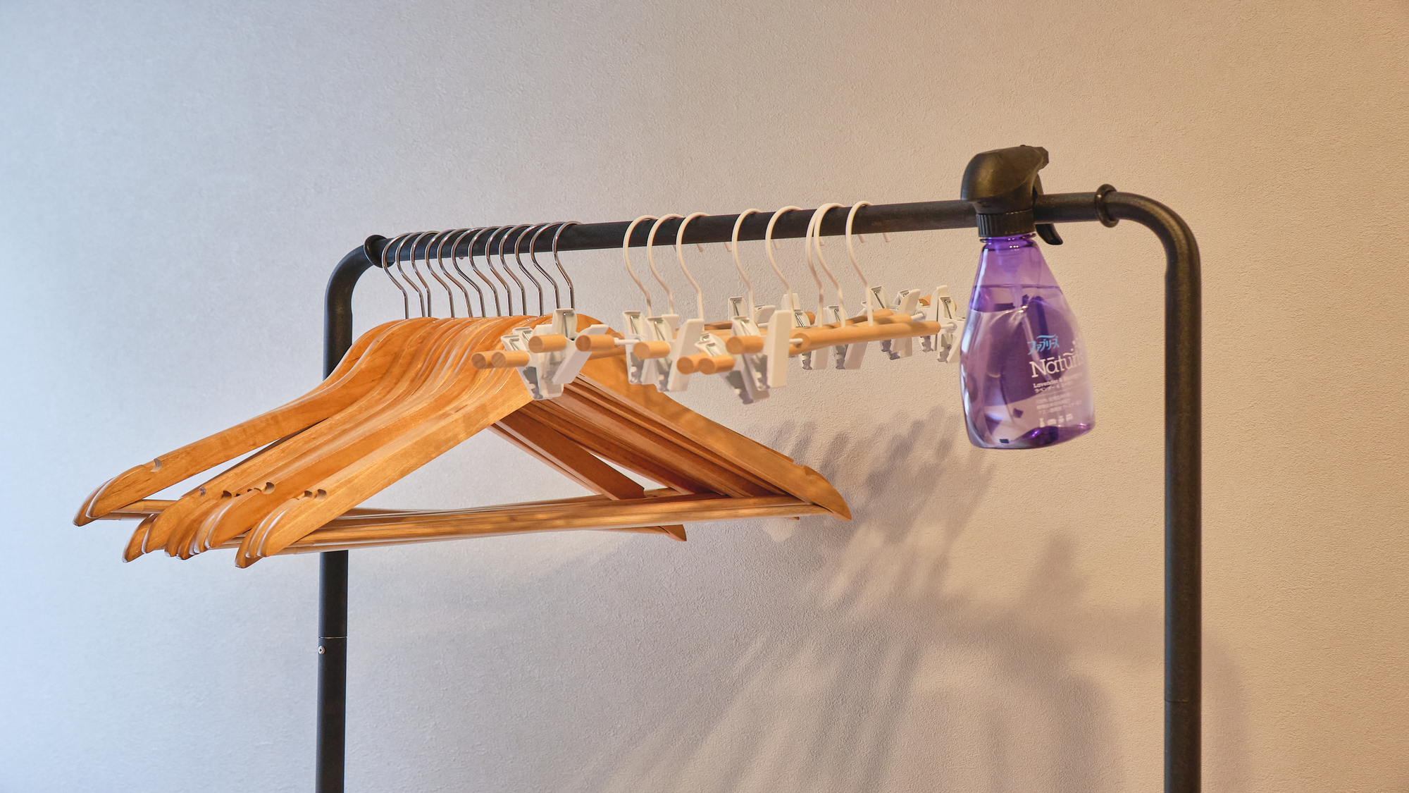 衣類がけラックやハンガーもあります