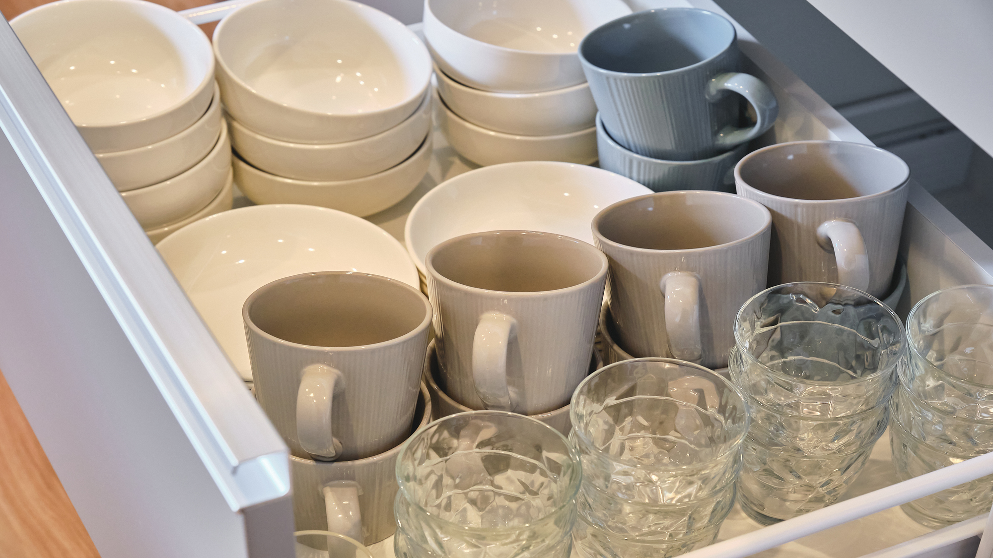 お皿やグラス類も揃っています